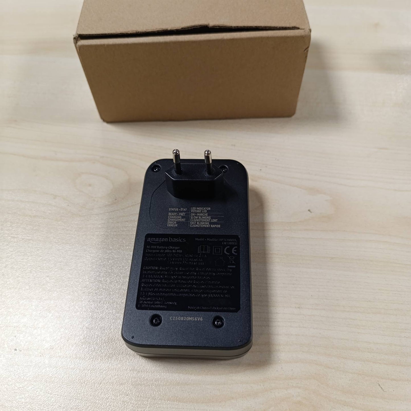 269076 - AMAZON BASICS Karikues Baterie për Bateritë NiMH AA/AAA, Prizë Evropiane, 4 Vende, E Zezë