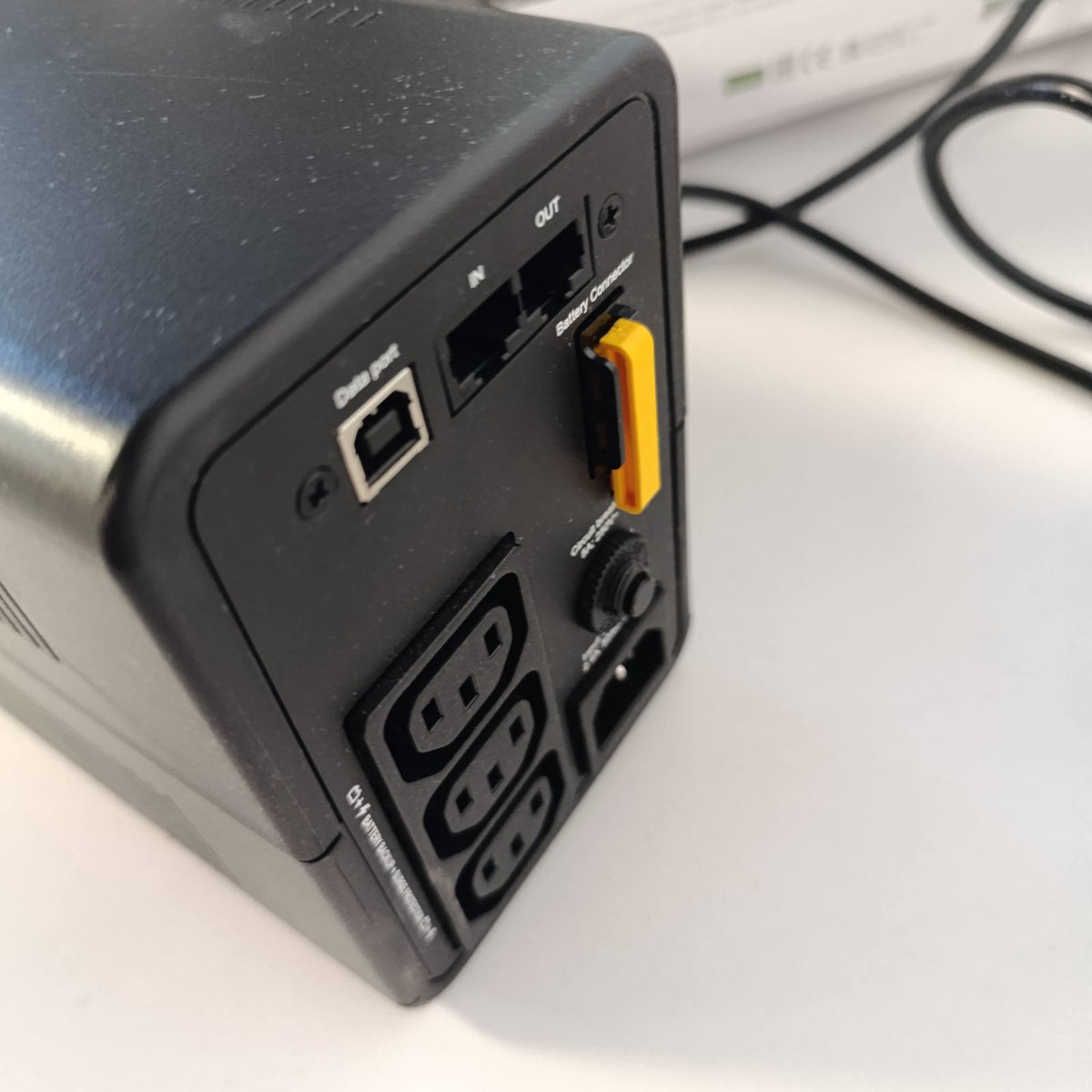 319511 - APC BACK-UPS 500VA – BX500MI, Mbrojtje nga Rryma e Temperaturës dhe Rezervimi i Baterisë, UPS me AVR, Mbrojtje e të Dhënave