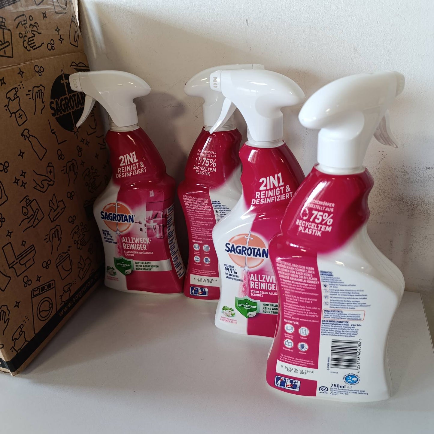 318147 - SAGROTAN Pastrues Shumëfunksional Blossom Fresh & Green Apple, Pastrues Dezinfektues 2 në 1, 4 Shishe Spërkatëse 750 ml