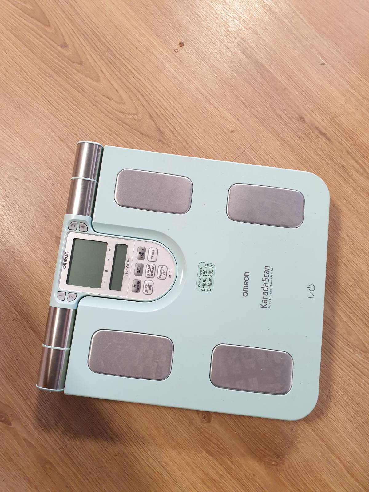 315406 - OMRON BF511 Peshore Personale, Peshore e dhjamit trupor, 8 sensorë, matje nga dora në këmbë, kapacitet deri në 150 kg, për të rritur dhe fëmijë nga mosha 6 vjeç