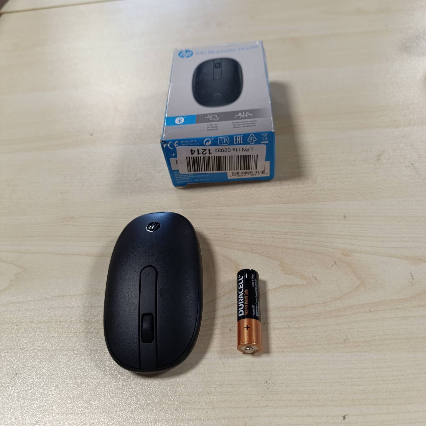 276815 - HP Maus pa tel 240 (3V0G9AA), 1600 dpi, 3 butona, rrotë lëvizëse, dongle USB, i zi