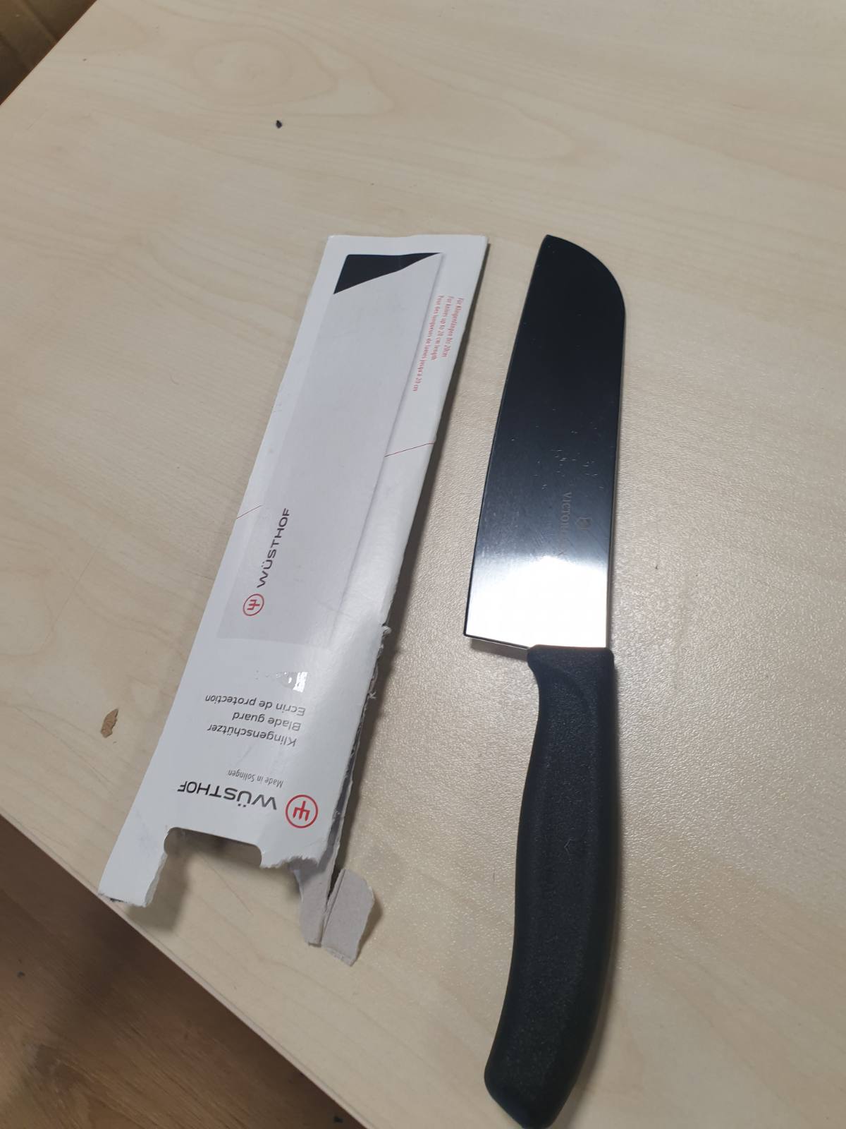183800 - VICTORINOX Thikë Santoku Swiss Classic e Zezë, për Kuzhinë, Me Teh të Drejtë dhe Shumë të Mprehtë, Çelik Inox, E Përshtatshme për Lavastovilje