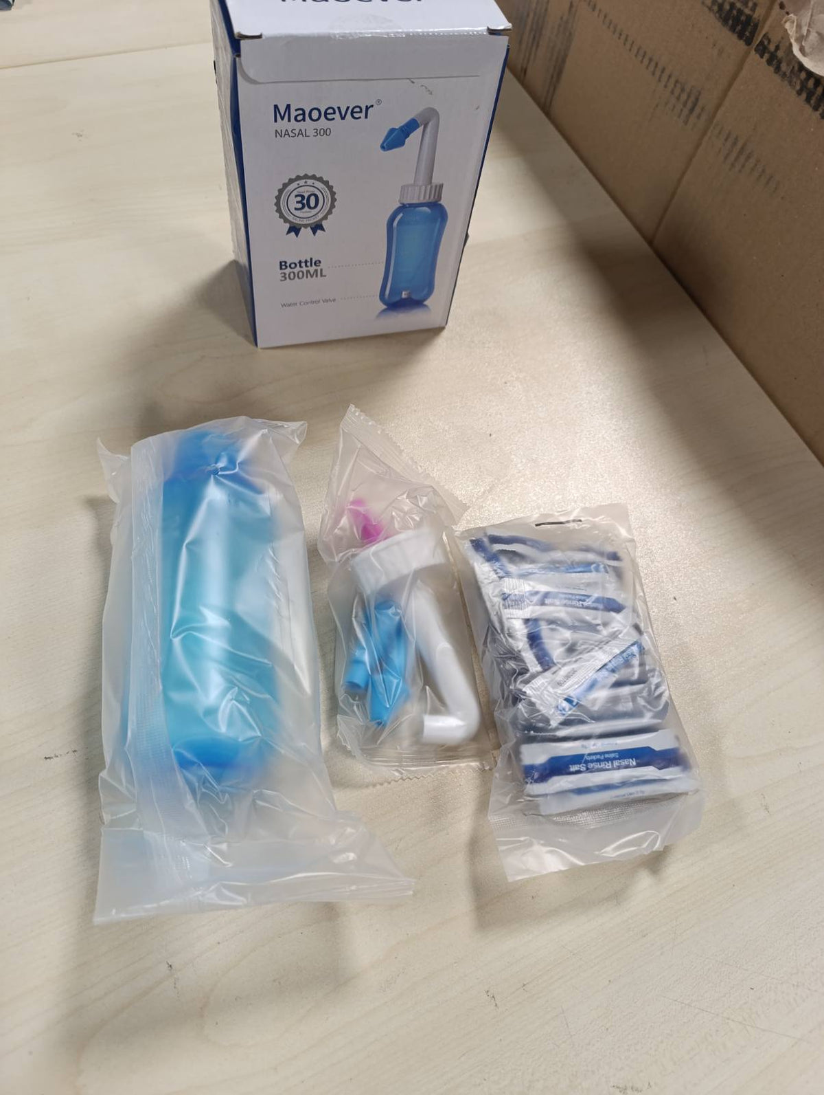 298459 - Set ujitës nazal, enë ujitëse nazale për pastrimin dhe ujitjen e hundës, pa BPA, 300 ml, me 30 pako kripe për larjen e hundës dhe termometër ngjitës.