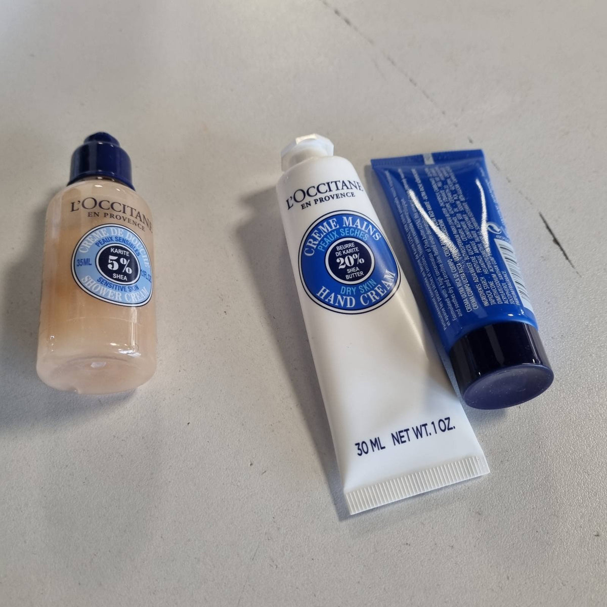 300942 - L'OCCITANE Set Dhuratash për Krishtlindje me Gjalpë Shea - Krem Dushi 250ml, Krem Ultra i Pasur për Trupin 200ml, Krem Duarsh 30ml