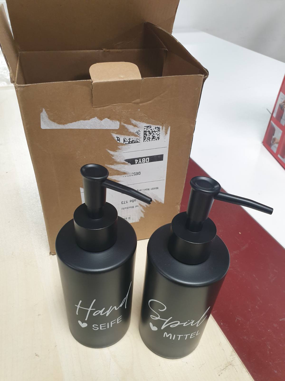 185415 - BOBOU - Set me 2 Shpërndarës Sapuni prej Qelqi në Ngjyrë Të Zezë Mat, me Kapacitet 320ml, Sipërfaqe Qeramike, Kokë Pompe e Zezë Mat dhe Tabaka Bambuje, për Enët dhe Duart, Përdoret në Kuzhinë dhe Banjo