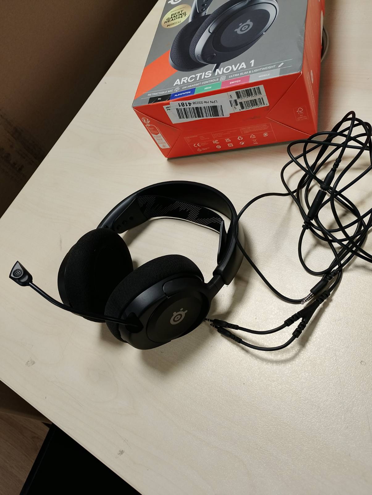 292749 - STEELSERIES Arctis Nova 1 - Kufje Lojërash me Shumë Sisteme, Hi-Fi, Tingull Hapësinor 360°, Mikrofon me Anulim Zhurmesh, e Zezë