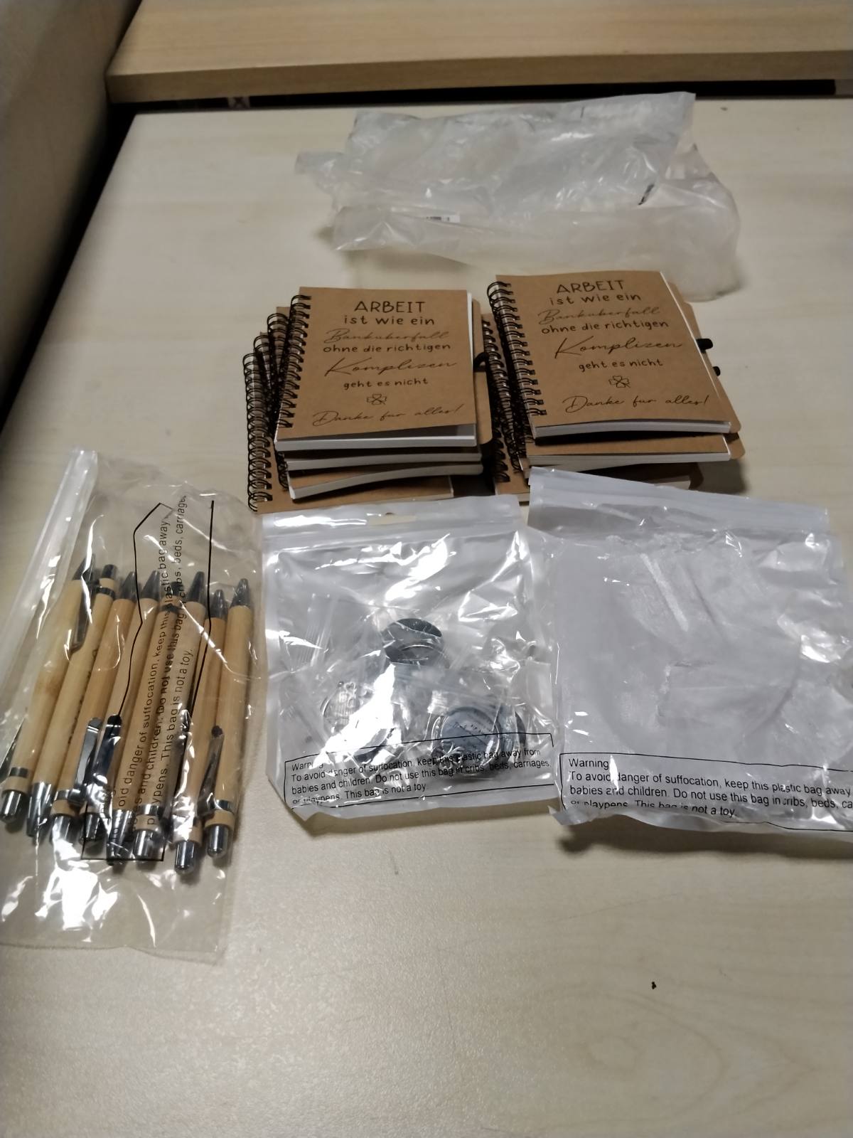 295228 - SINMOE 8 Set Dhuratë Falënderimi për Kolegët, Punonjësit, Fletore Spirale Frymëzuese Faleminderit për Gjithçka, Stilolaps me Toptha prej Druri, Varëse Çelësash për Krishtlindje me Ndryshimin e Punës (Një Grabitje Bankash)