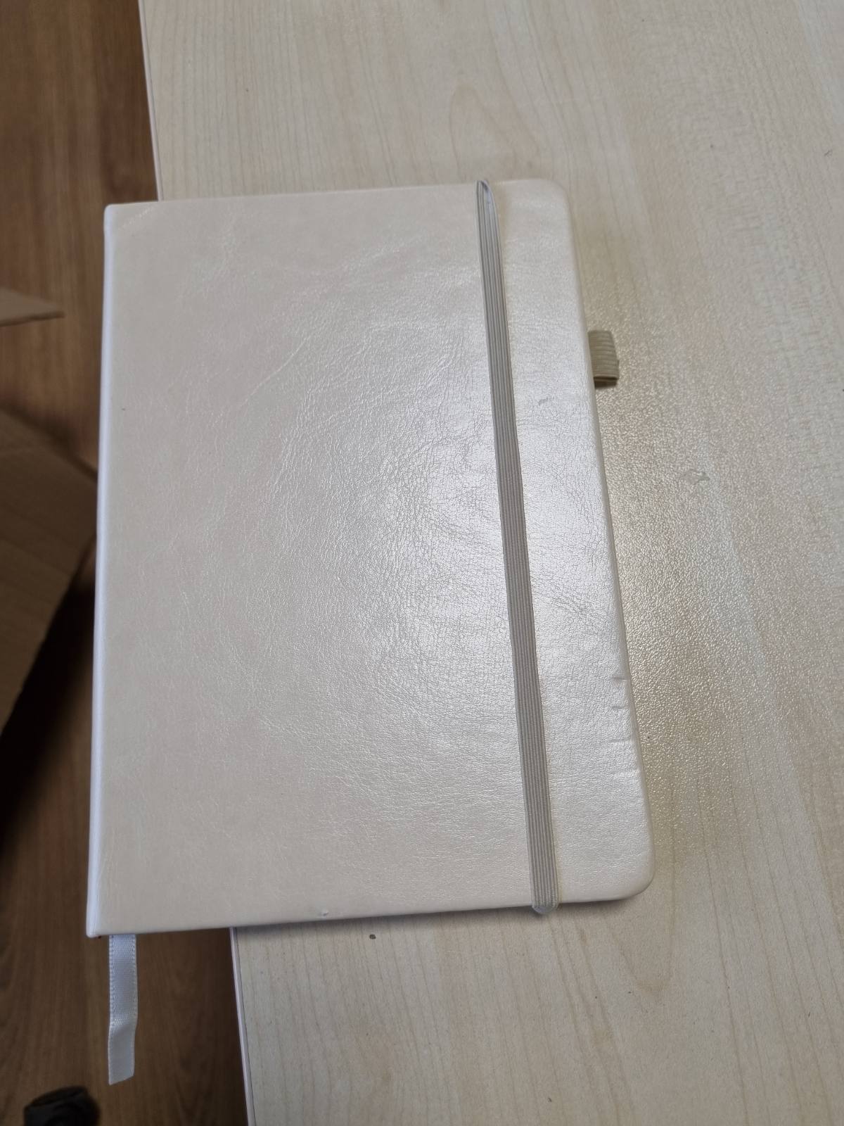 295428 - Ditar i trashë A5, 180 faqe, kapak i fortë, letër 80gsm, 14.5 x 21cm - Bezhë