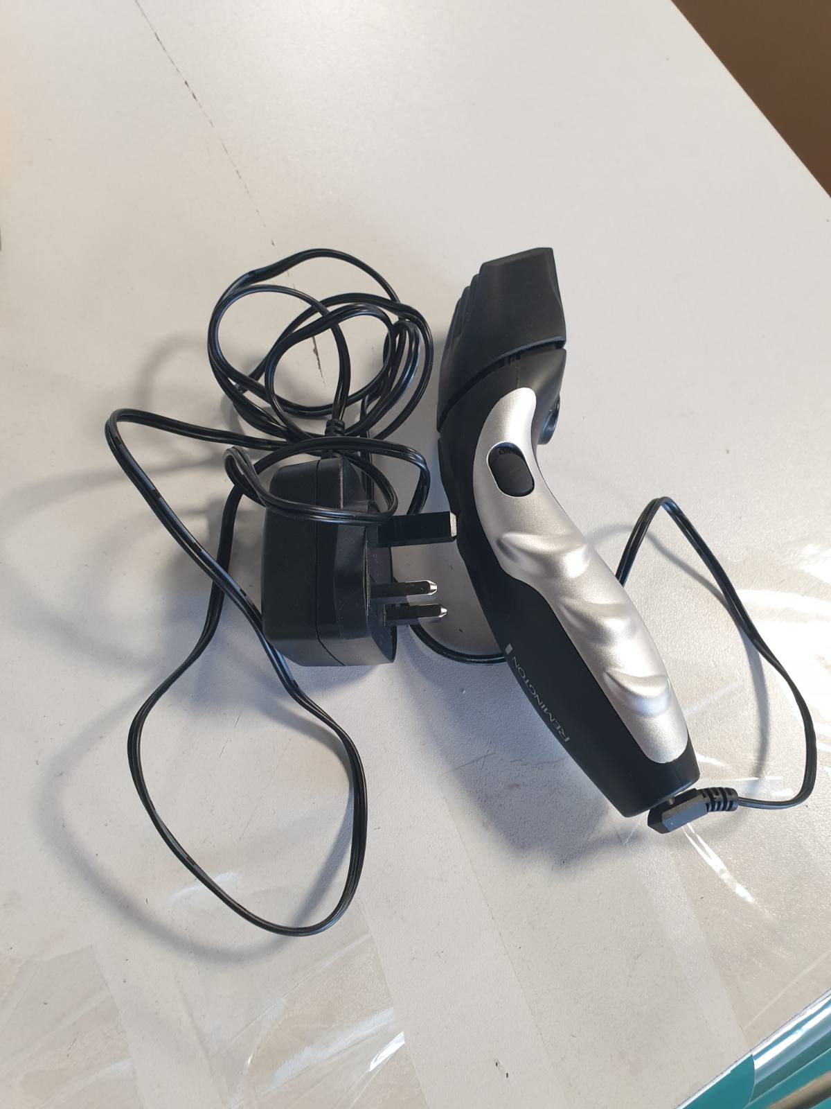 316801 - REMINGTON MB320C Prerëse për mjekër për meshkuj, Teha qeramike vetëmprehëse/0.4-18 mm, 9 cilësime gjatësie nga 1.5 mm, funksionim me rrjet elektrik/bateri, tregues karikimi LED