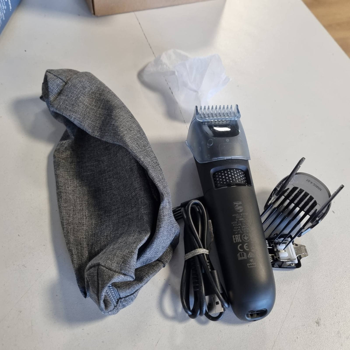 302805 - PHILIPS Makinë prerëse për mjekër Seria 5000, tehe metalike vetëmprehëse, 40 cilësime gjatësie, teknologji BeardSense, mbledhës qimesh, 100% rezistente ndaj ujit, çantë udhëtimi, modeli BT5765/15