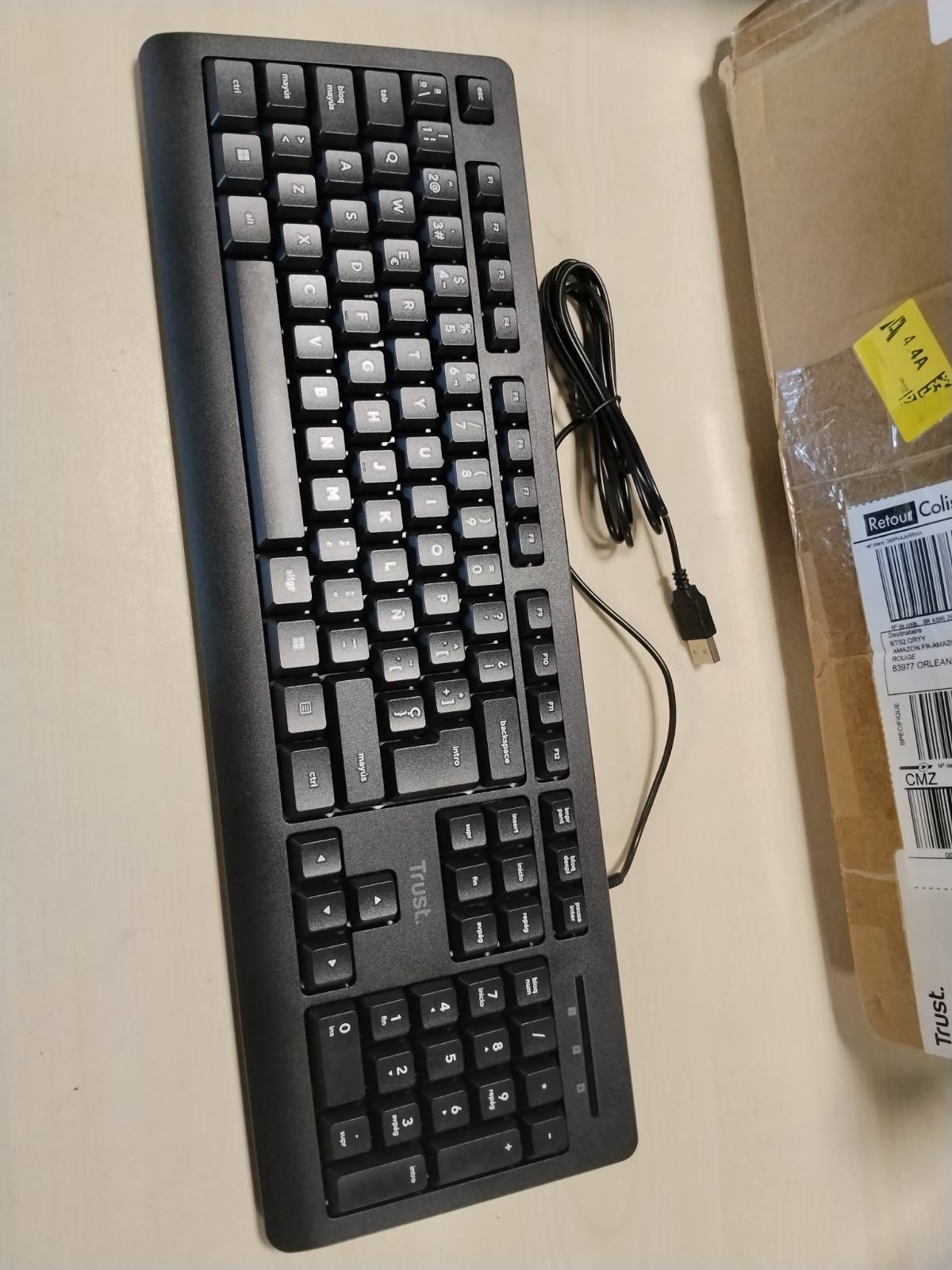 299872 - TRUST Tastierë dhe maus me tela, Paraqitje QWERTY spanjolle, Kabllo 1.8 m, Lidhje USB, Tastierë kundër rrjedhjeve, Windows, Mac, PC, Laptop, E zezë