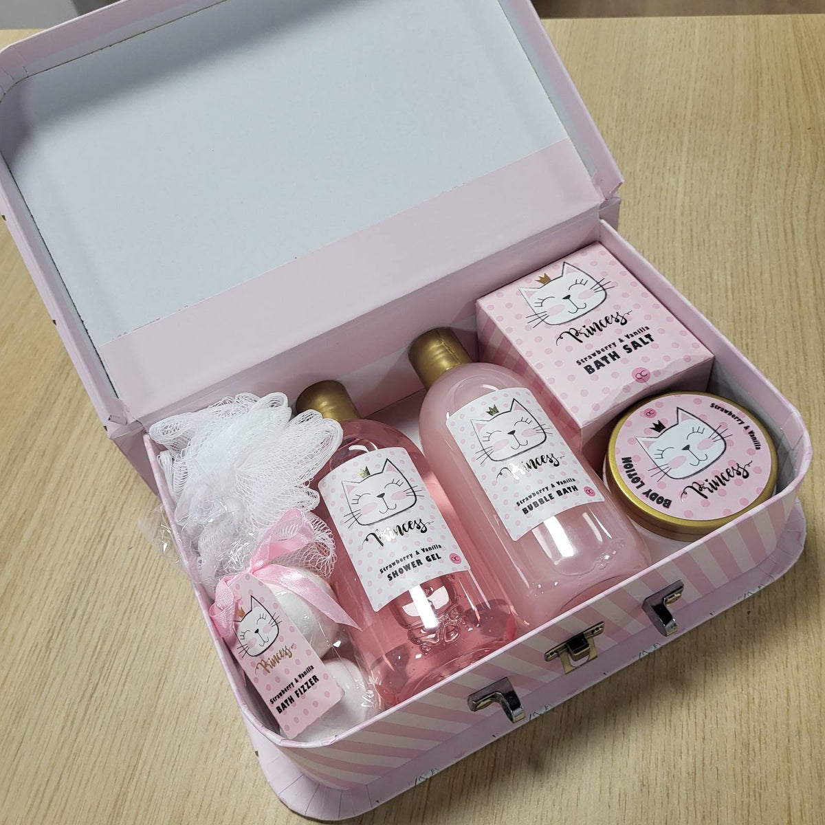 296915 - ACCENTRA Set Dhurate Princess Kitty për Vajza dhe Gra – Set Dushi me 7 Pjesë, Vaskë me Flluska, Bomba Vaske, Xhel Dushi, Losion Trupi, Aromë Luleshtrydheje dhe Vaniljeje