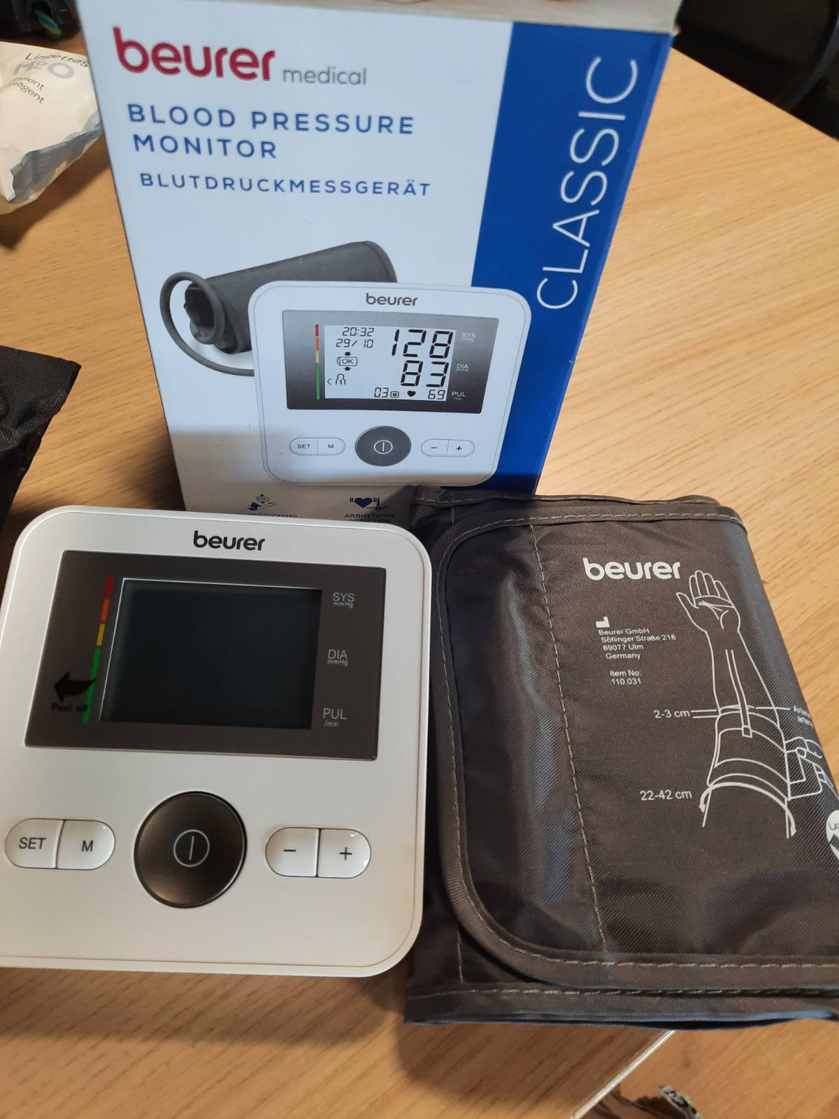 303199 - BEURER Monitor tensioni i gjakut BM 27 për krahun e sipërm, manshetë 22-42 cm, kontroll përshtatshmërie, validuar klinikisht, tregues rreziku, zbulim aritmie, transferim të dhënave në Apple Health