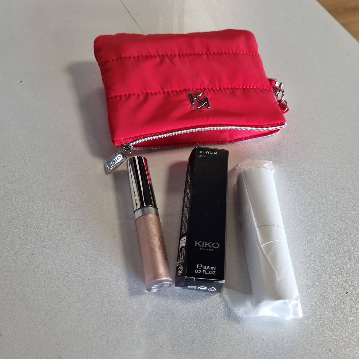 298179 - KIKO MILANO Set Dhurate Grimi Milano Snow-Kissed Holiday Festive Besties, përfshin Shkop për Buzët dhe Faqet, Hije Syri e Lëngshme dhe Vaj Buzësh
