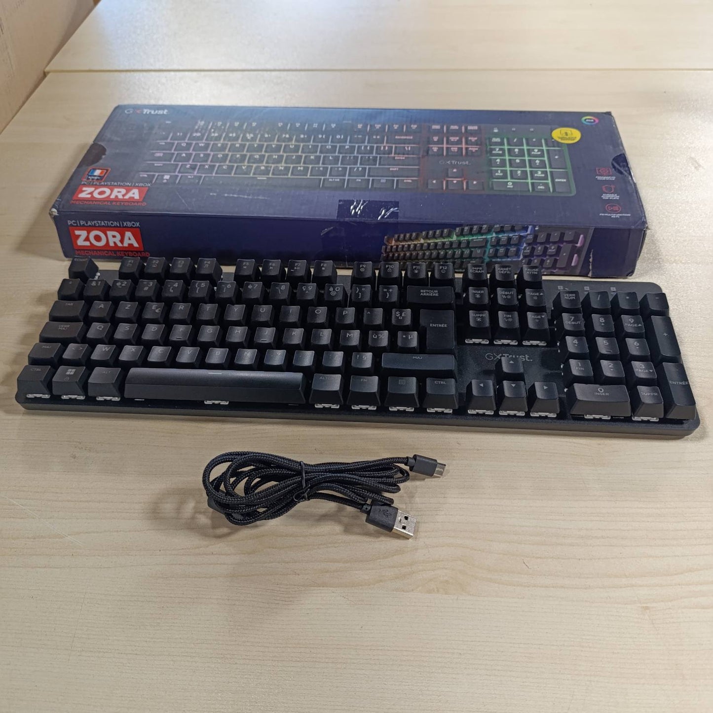 188965 - TRUST GAMING - Tastierë Mekanike GXT 871 Zora, Layout AZERTY, Ndriçim RGB, Çelësa Linearë Huano, Rollover N-Tast Anti-Ghosting, Përdorim për PC dhe Laptop, Ngjyrë e Zezë