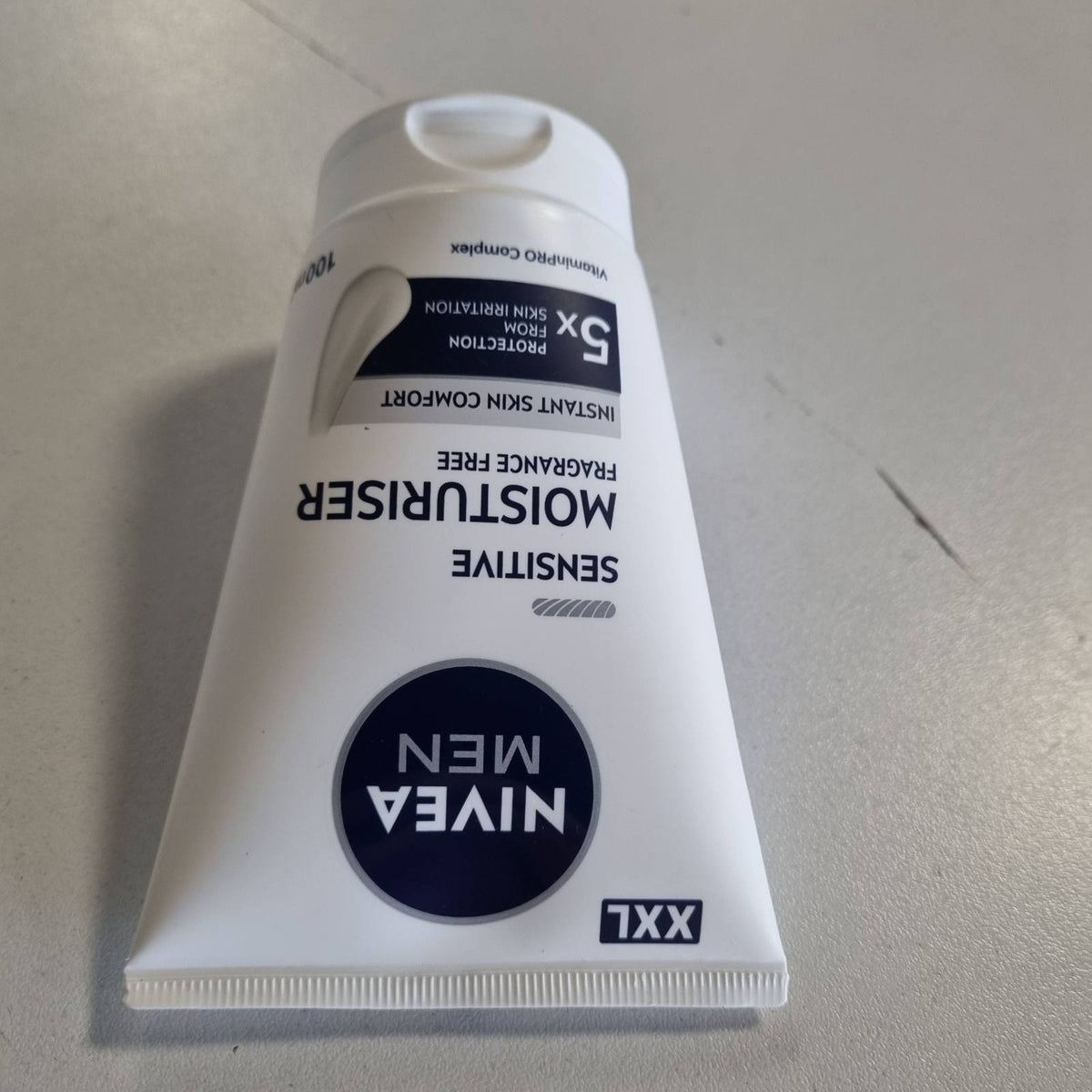 297307 - NIVEA MEN Krem hidratues Sensitive 100 ml, 24 orësh për lëkurë të ndjeshme, qetësues për fytyrën, lehtësim për irritimet