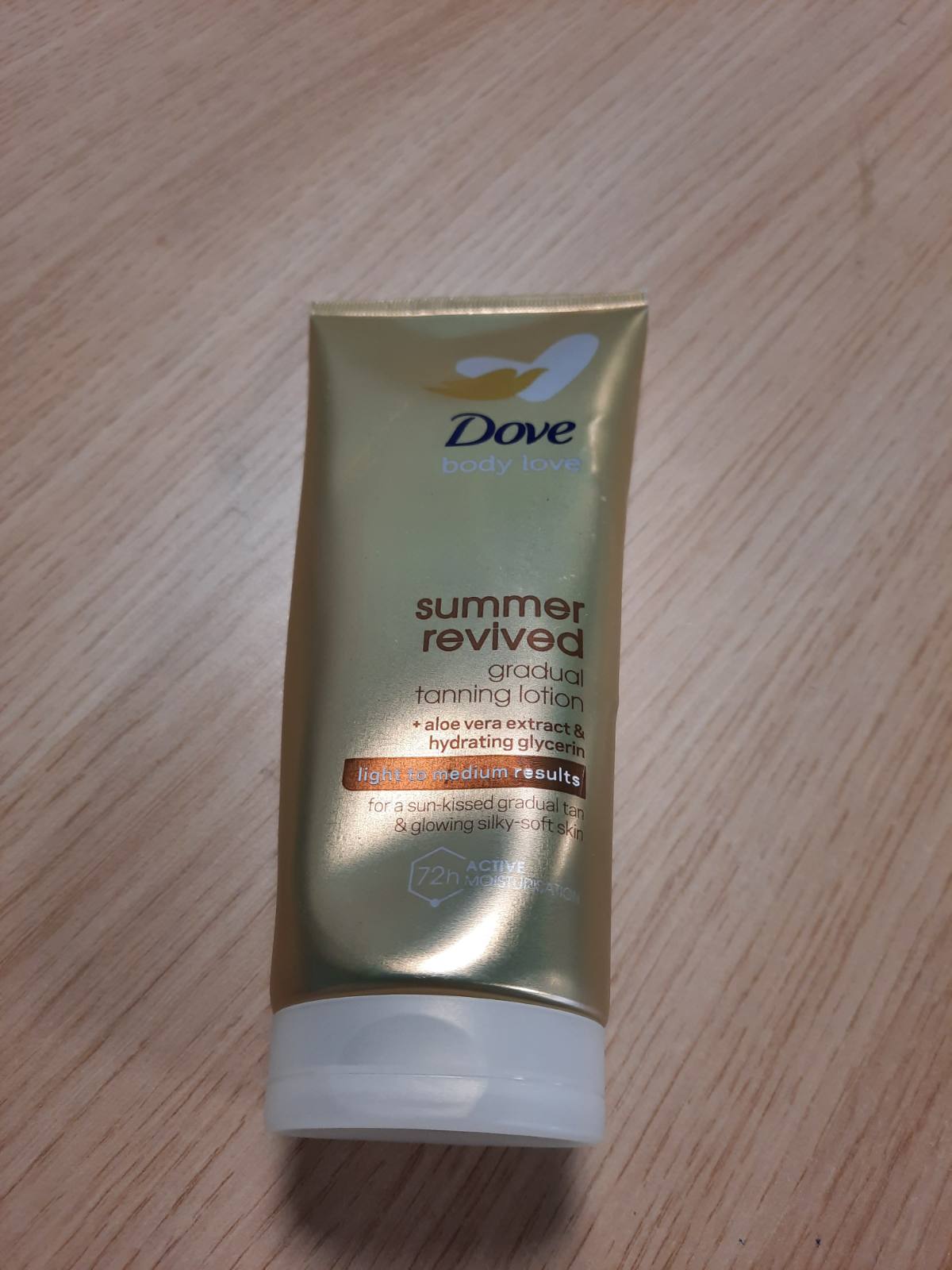 307013 - DOVE Losion trupi për vetënxirje, ton lëkure të çelët deri në të mesëm, 200 ml