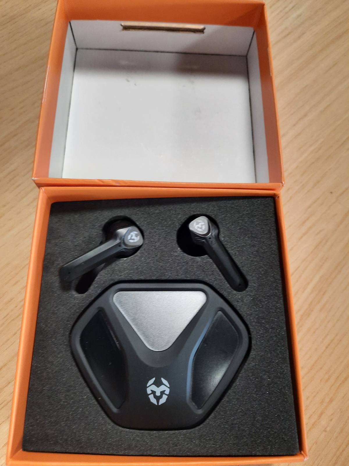 296045 - KROM KALL - KUFJE STEREO LOJËRASH NË VESH, MIKROFON I INTEGRUAR, BLUETOOTH 5.3 ME ZERO LATENCY, SHTYP PËR TË FOLUR, JETËGJATËSI BATERIE 12-ORËSHE, KUTI KARIKIMI, KABLLO USB TYPE-C I PËRFSHIRË - E ZEZË