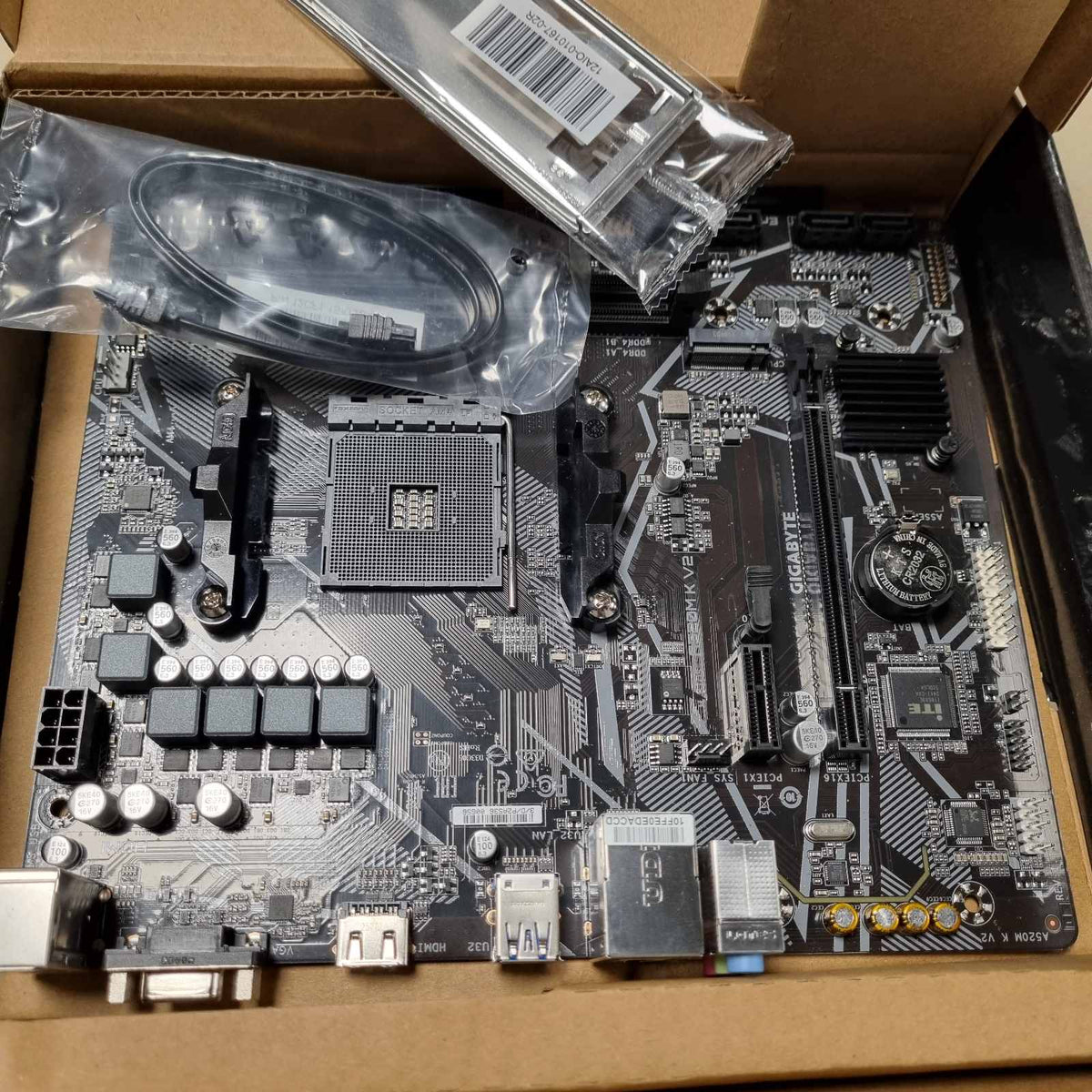295132 - GIGABYTE Pllaka amë A520M K V2 - Mbështet procesorët AMD Ryzen 5000 Series AM4, deri në 5100MHz DDR4 (OC), PCIe Gen3 x4 M.2, GbE LAN, USB 3.2 Gen 1