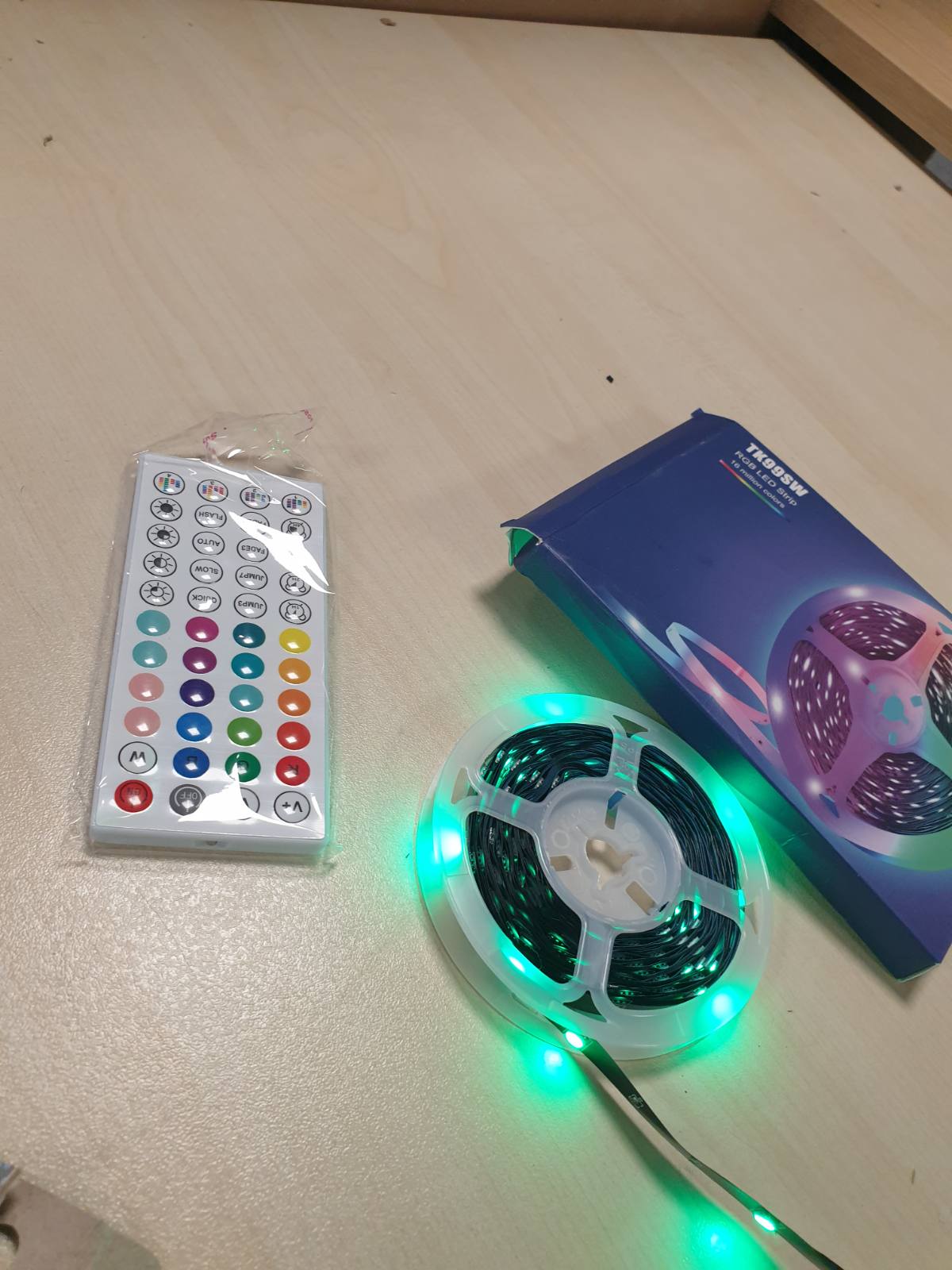 186398 - DRENGAJ Drita me Shirit LED 8M, Drita Dekorative RGB me Errësim dhe Telekomandë/Aplikacion, 64 Modalitete Skenash dhe Sinkronizim Muzikor për Festa, Shtëpi dhe Dhoma Ndenjëse