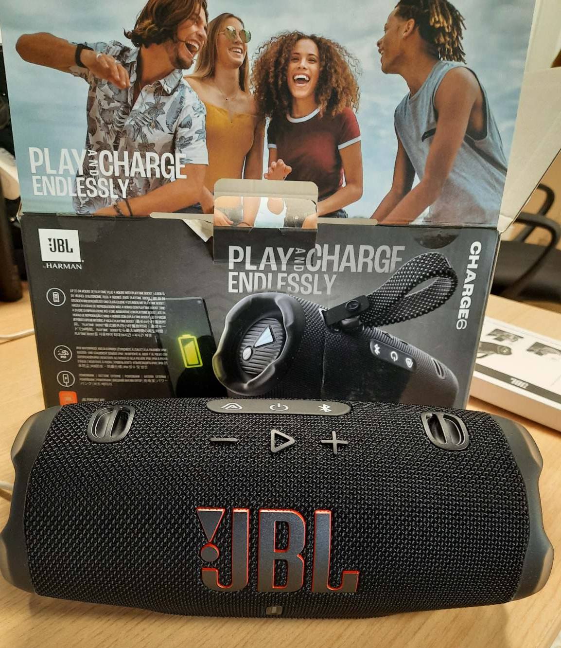 295056 - JBL Charge 6, Altoparlant Bluetooth portativ, Jetëgjatësi baterie 28 orë, IP68 rezistent ndaj ujit dhe pluhurit, JBL Pro Sound me AI Sound Boost, Lidhje me shumë altoparlantë Auracast, e zezë