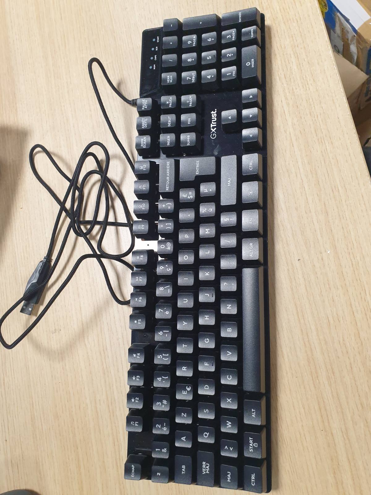 295282 - TRUST Tastierë Lojërash me Tel GXT 835 Azor, AZERTY, Ndriçim LED, 8 Taste Anti-Ghosting, USB, PC/Laptop - E Zezë