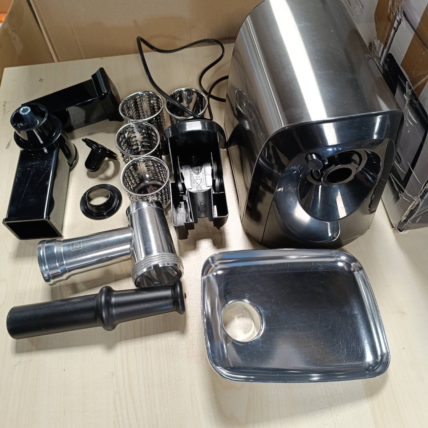 162152 - ZEEGMA - Mullirë Elektrike Mishi Molen Chef, me Fuqi 1900W, 3 Pllaka Bluarjeje prej Çeliku Inox, Kapacitet Bluarjesh 1.8kg/min, për Salçiçe, Kubbe, Grirje, me Funksionin REV, Kit Aksesori, Ngjyra Argjend