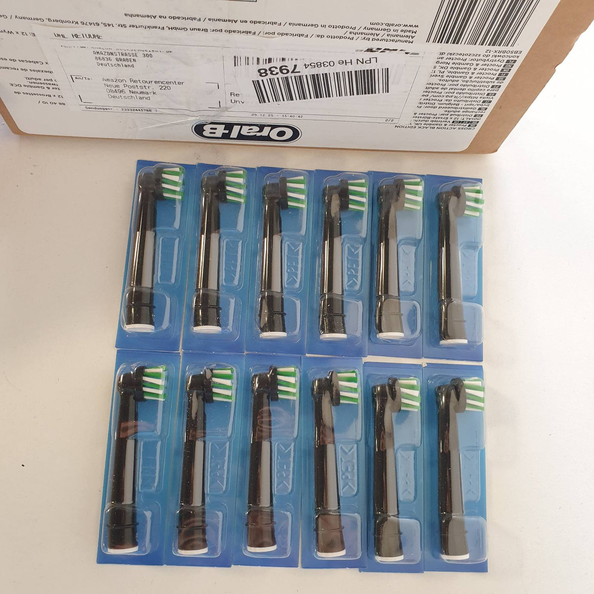 300553 - ORAL-B Koka Furçash Zëvendësuese PRO CrossAction, të Zeza, Pako me 12 Furça