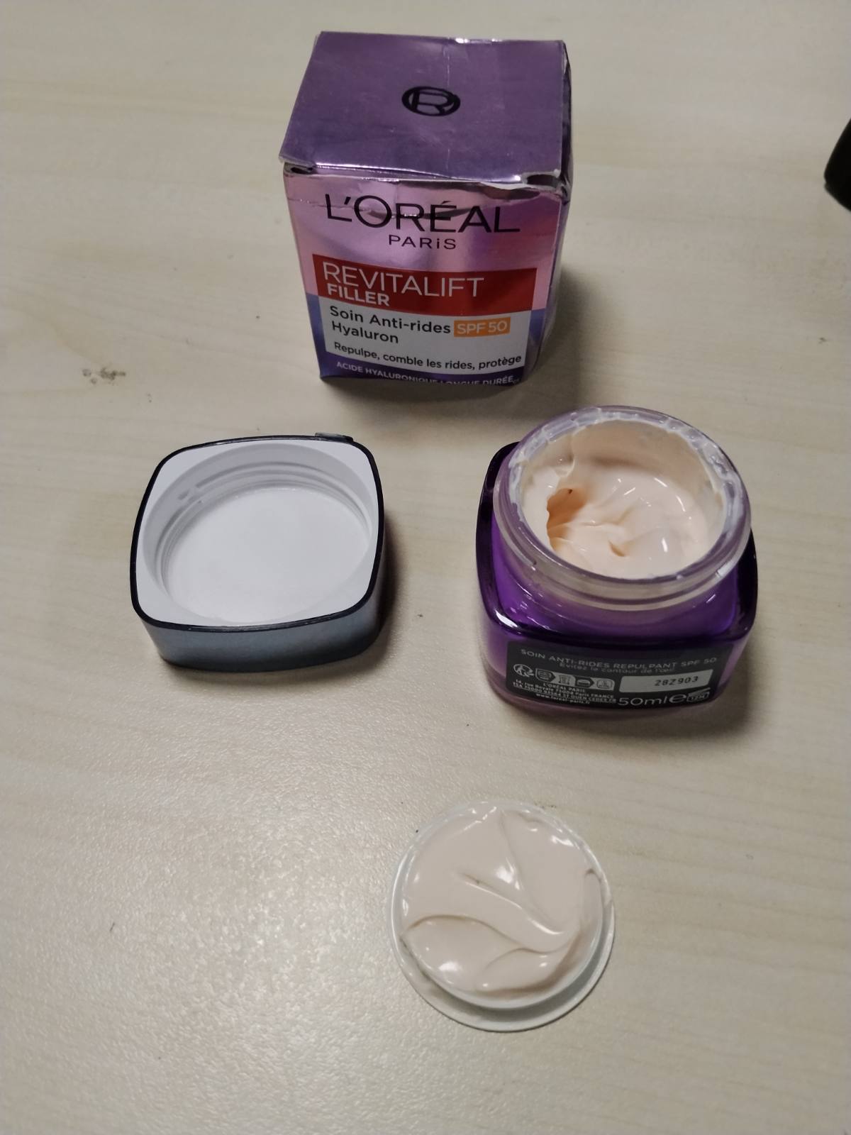 300646 - L'OREAL PARIS Kujdes intensiv kundër plakjes dhe mbushjes SPF 50, Krem dite me acid hialuronik, për të gjitha llojet e lëkurës, 50 ml