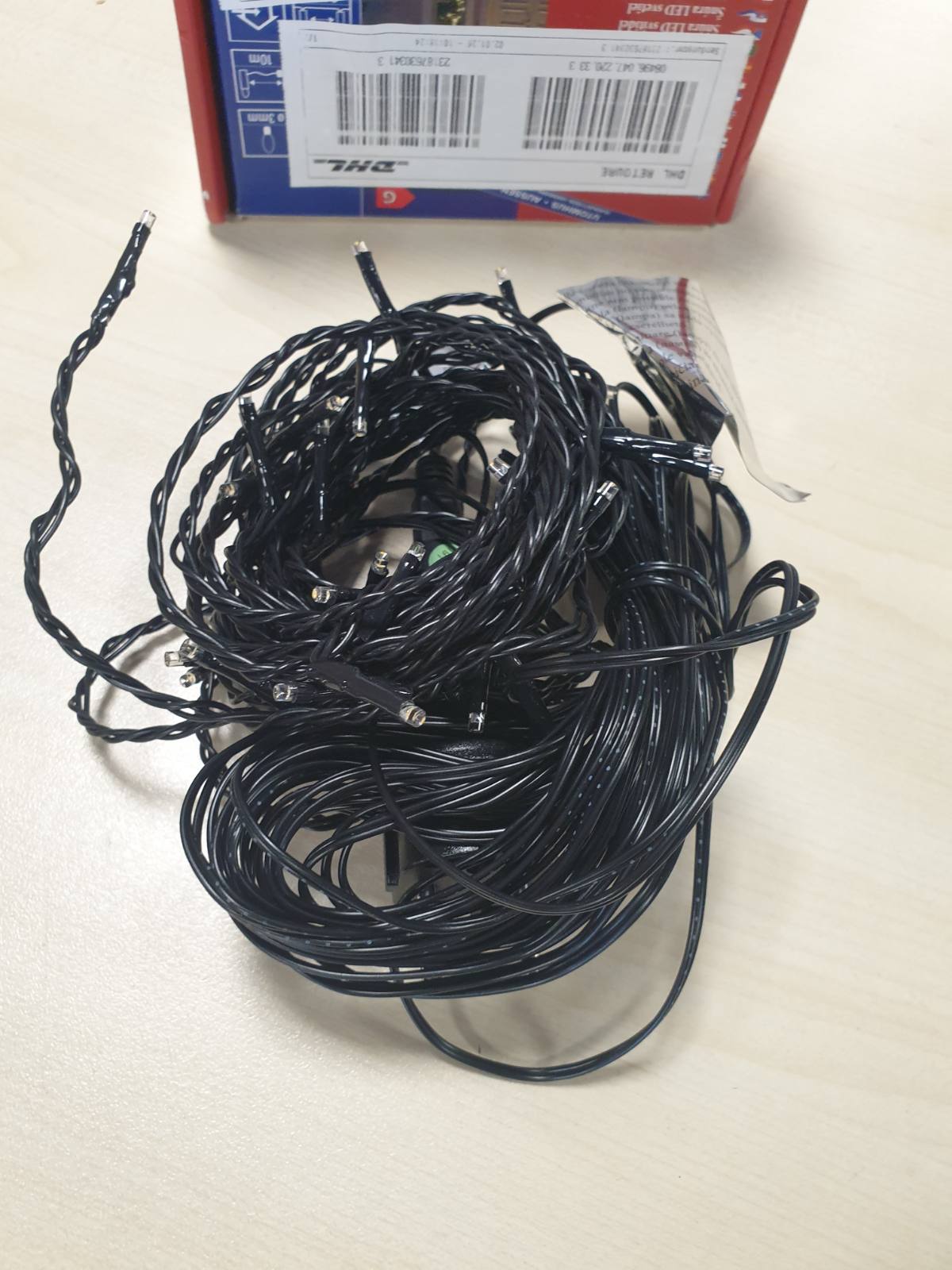 184968 - KONSTSMIDE 3610-110 Drita me Tela Mikro LED për Përdorim të Jashtëm, IP44, Transformatori i Jashtëm 24V, 40 LED të Bardha të Ngrohta, Kabllu e Zezë