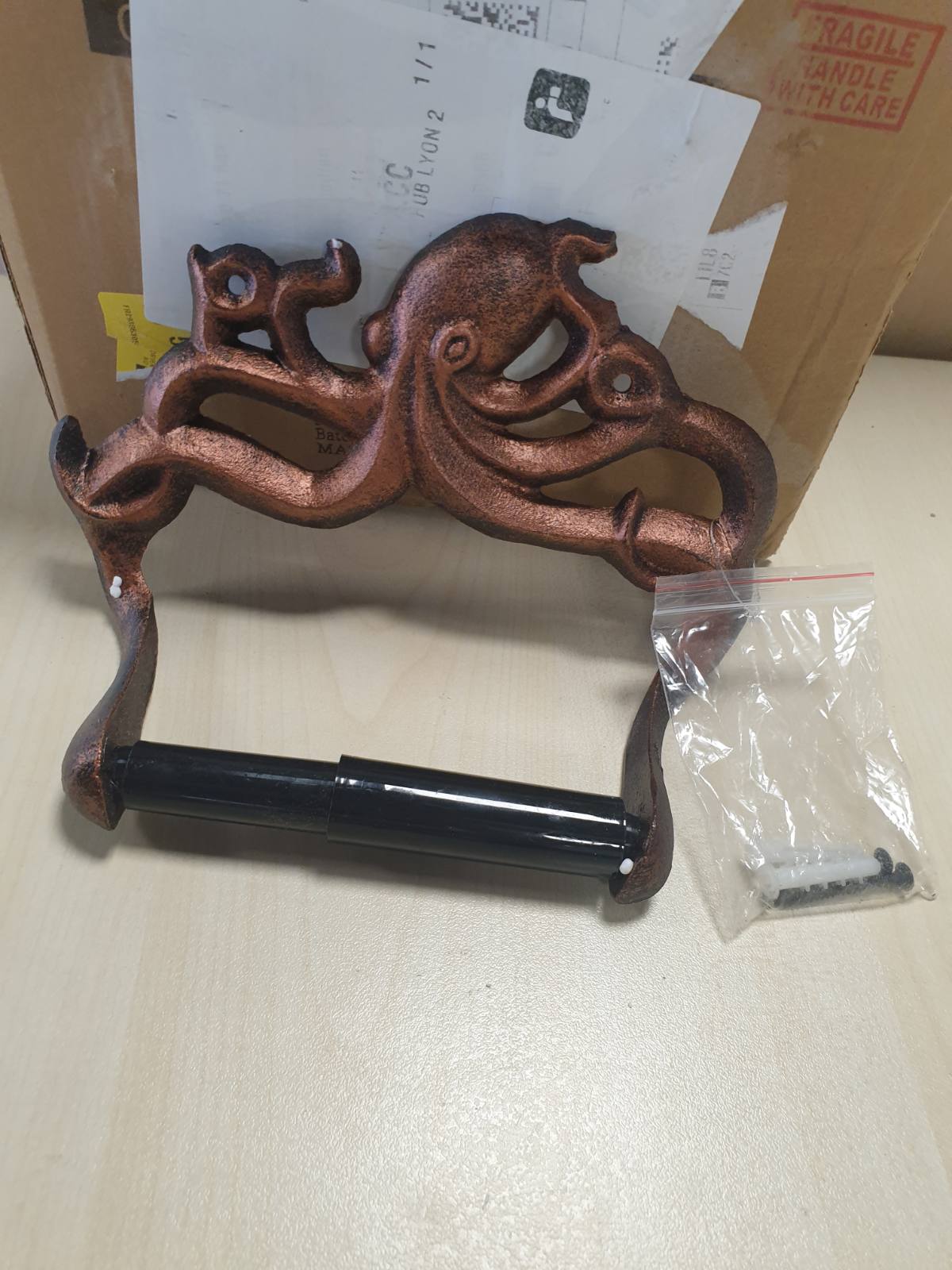 183838 - OCTOPUS Mbajtëse e Montuar në Mur për Rul Tualeti, Materiali: Gjizë Bakri, Stili: Detar Kraken, Përfshin Vida dhe Tapa Muri për Instalim