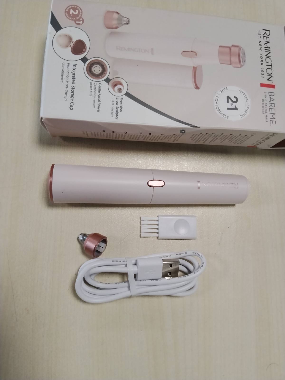 298257 - REMINGTON Depilues për Fytyrën WFS200, 2-në-1, makinë elektrike për rruajtjen e qimeve të fytyrës dhe prerëse vetullash, i papërshkueshëm nga uji, dritë LED, USB-C, furçë, kapak mbrojtës