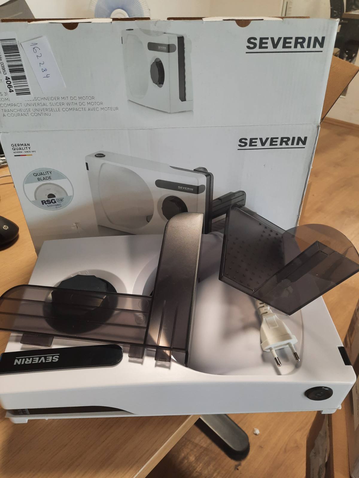 162284 - SEVERIN Prerës i Palosshëm, 100W, Motor DC, Trashësi Prerjeje 0-15mm, Teh Solingen i Lëvizshëm RSG, Çelës Sigurie, 10.1 x 20.2 x 33.1cm, e Bardhë/e Zezë - Modeli AS 3912