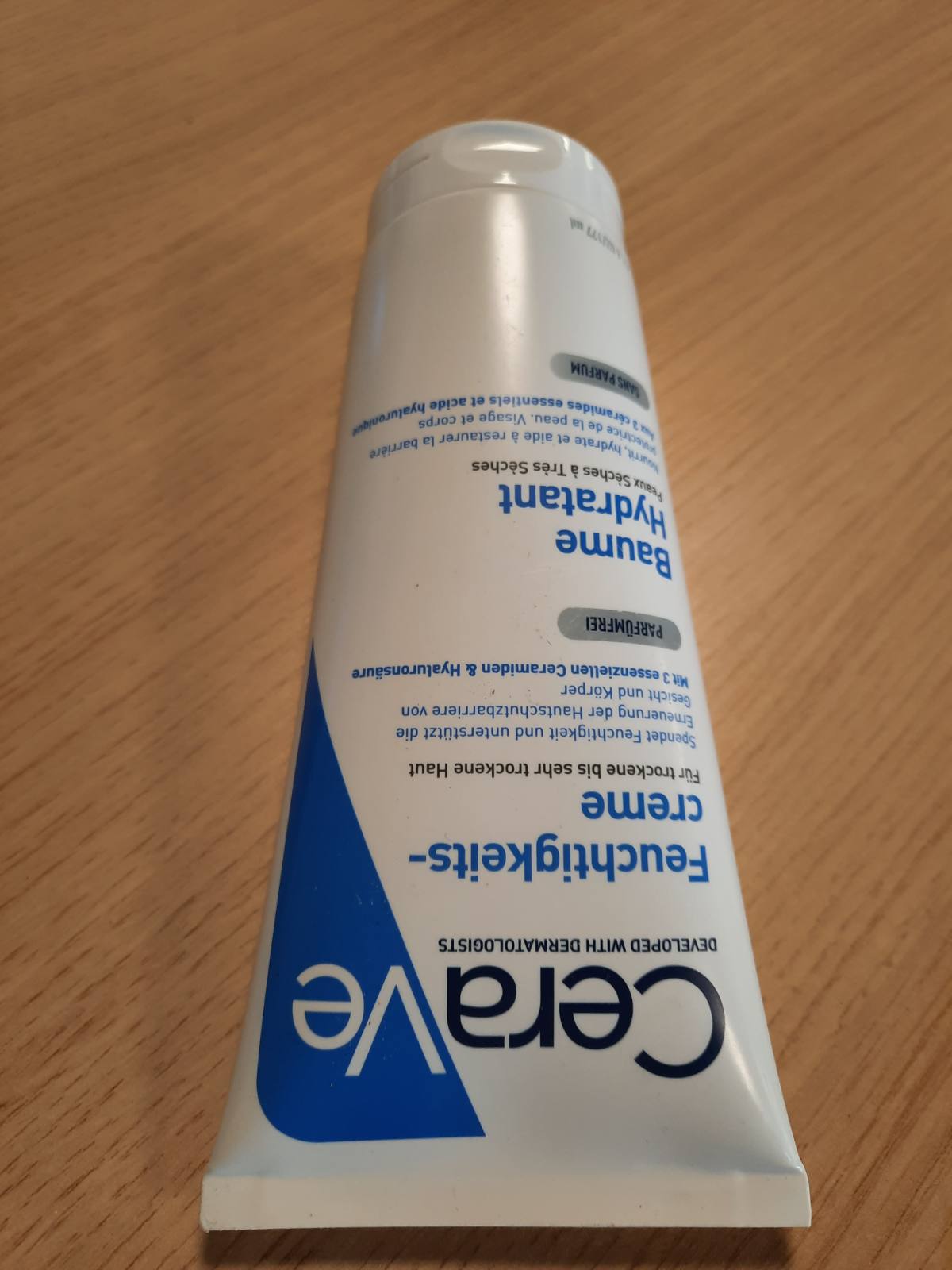 303561 - CERAVE Krem hidratues për trup dhe fytyrë, për lëkurë të thatë deri shumë të thatë, me acid hialuronik dhe 3 ceramide esenciale, i përshtatshëm edhe për dermatit atopik dhe ata që vuajnë nga alergjia, 177 ml.