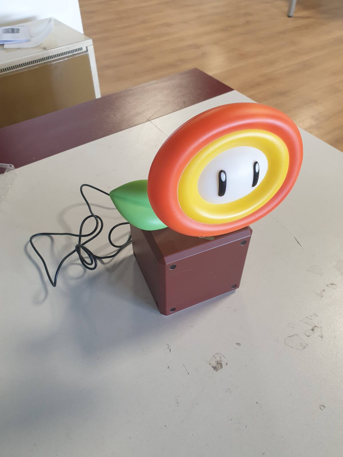 184065 - PALADONE Llambë LED me Zjarr dhe Lule Super Mario, me Lisencë Zyrtare nga NINTENDO, Furnizim me Energji USB, Dekorim për Shtëpi