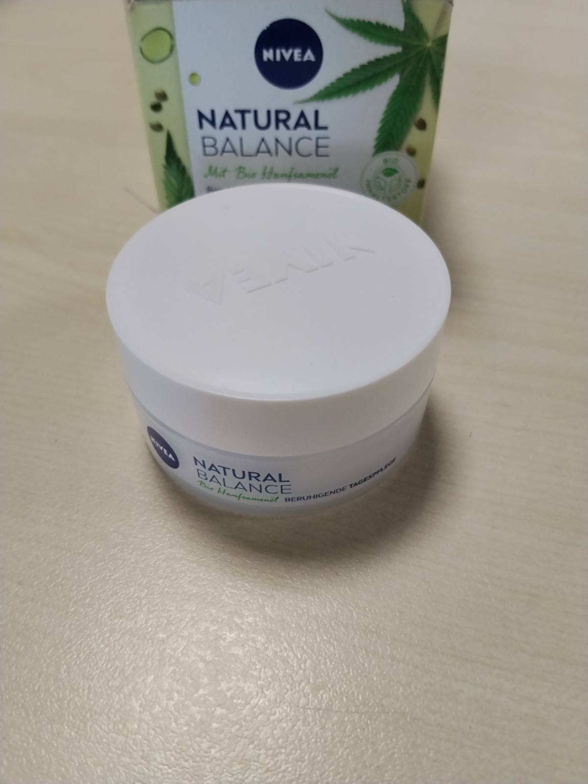 303884 - NIVEA - Krem Dite Qetësues, 50 ml, krem hidratues me vaj organik të farave të kërpit, vaj jojoba dhe bajamesh, zvogëlon skuqjen