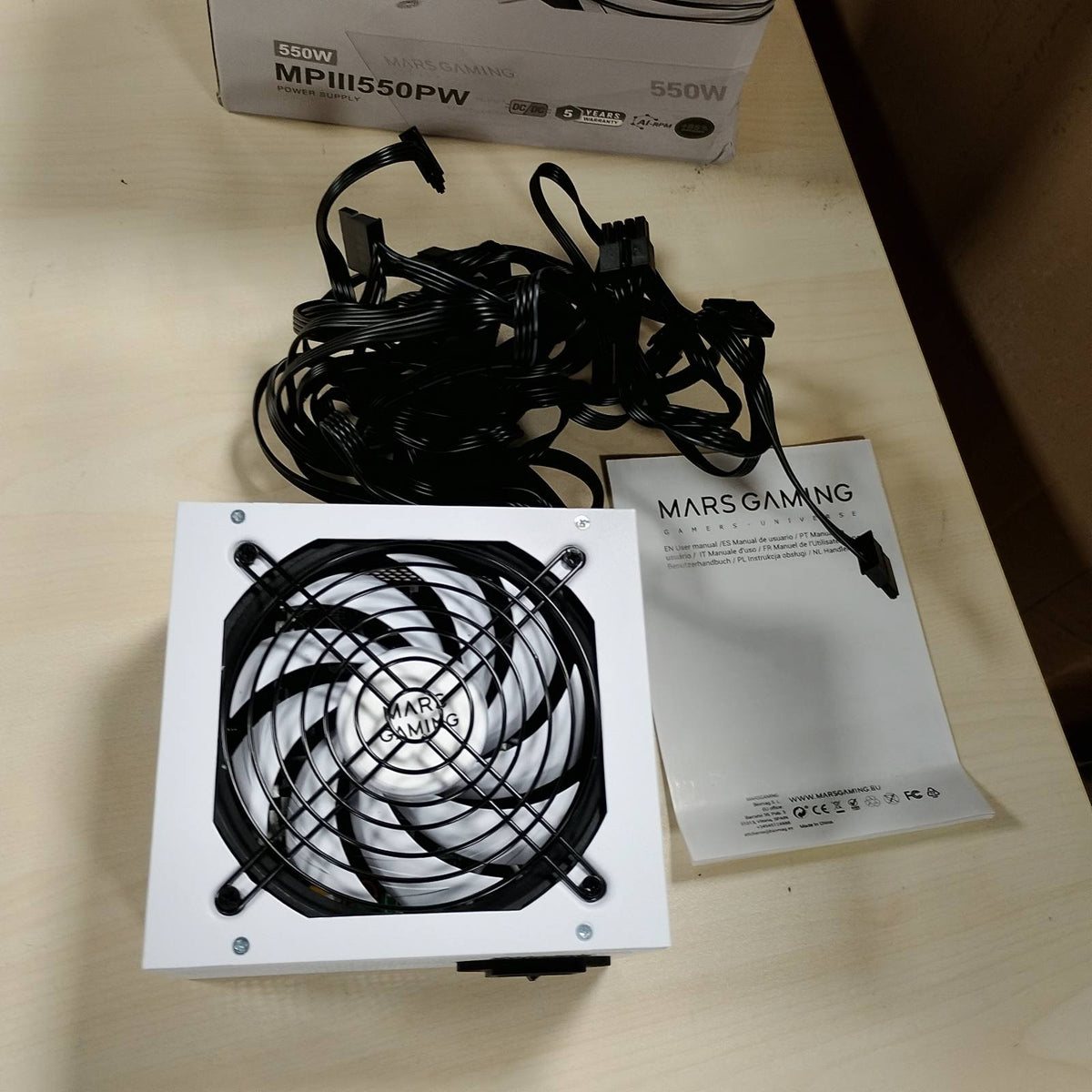 295224 - MARS GAMING MPIII550P, Furnizim me energji për PC ATX 550W, garanci 5-vjeçare, efikasitet 85%, sistem dixhital APFC, ventilator FDB 120 mm me teknologji AI-RPM, DC-DC dhe SMD, kabllo të sheshta ekstra të gjata, të bardha