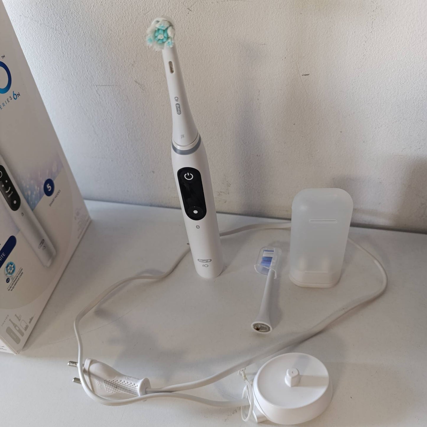 274856 - ORAL-B iO 6, Furçë Dhëmbësh Elektrike, 2 Koka Zëvendësuese, E Bardhë, Sensor Presioni, Ekran Interaktiv