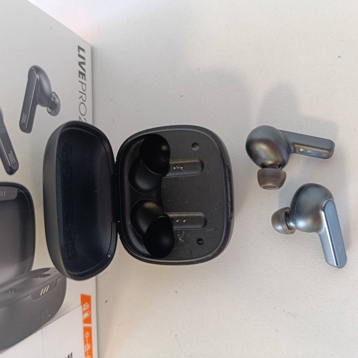 319350 - JBL Kufje LIVE PRO 2 TWS True Wireless, Bluetooth në vesh me anulim zhurme, 6 mikrofonë, IPX5, deri në 40 orë jetëgjatësi baterie, të zeza
