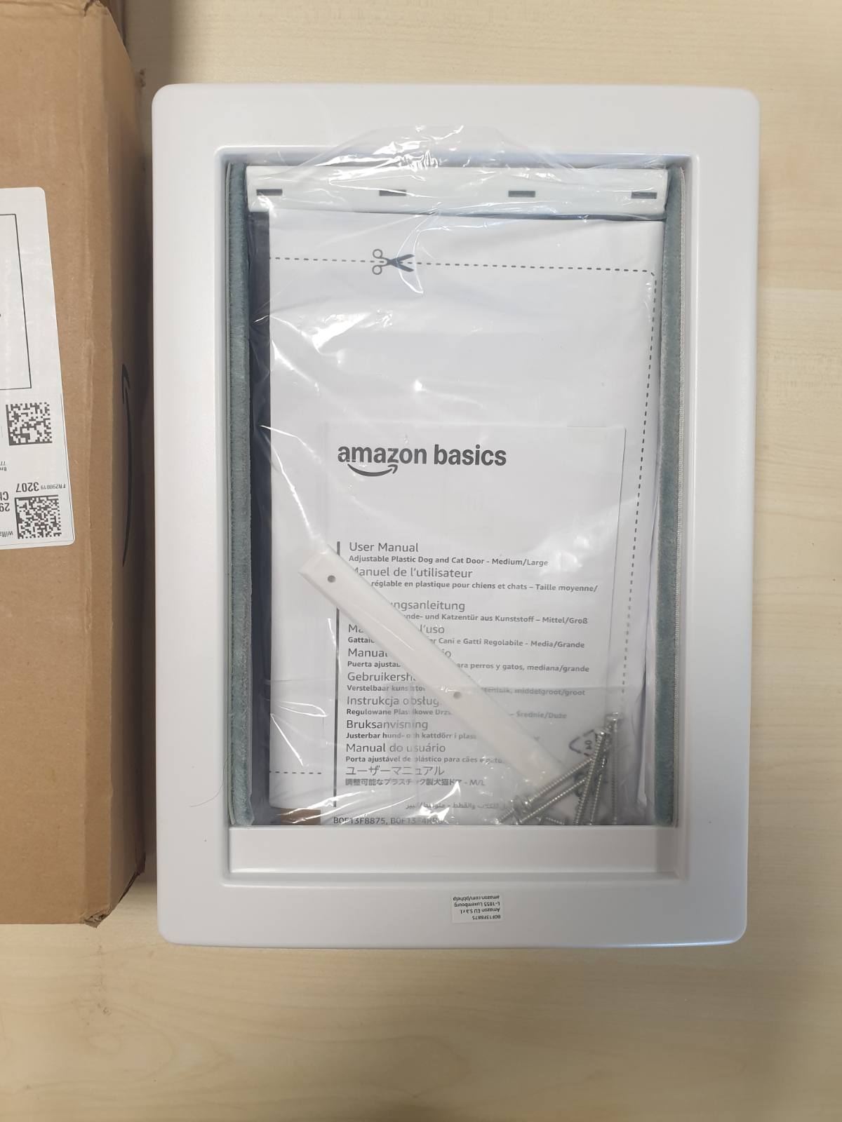 196120 - AMAZON BASICS Derë Plastike e Rregullueshme për Qen dhe Mace, Madhësi Mesatare, Dimensione 26.7cm x 38.1cm x 9.9cm, Ngjyra Bardhë dhe Gri