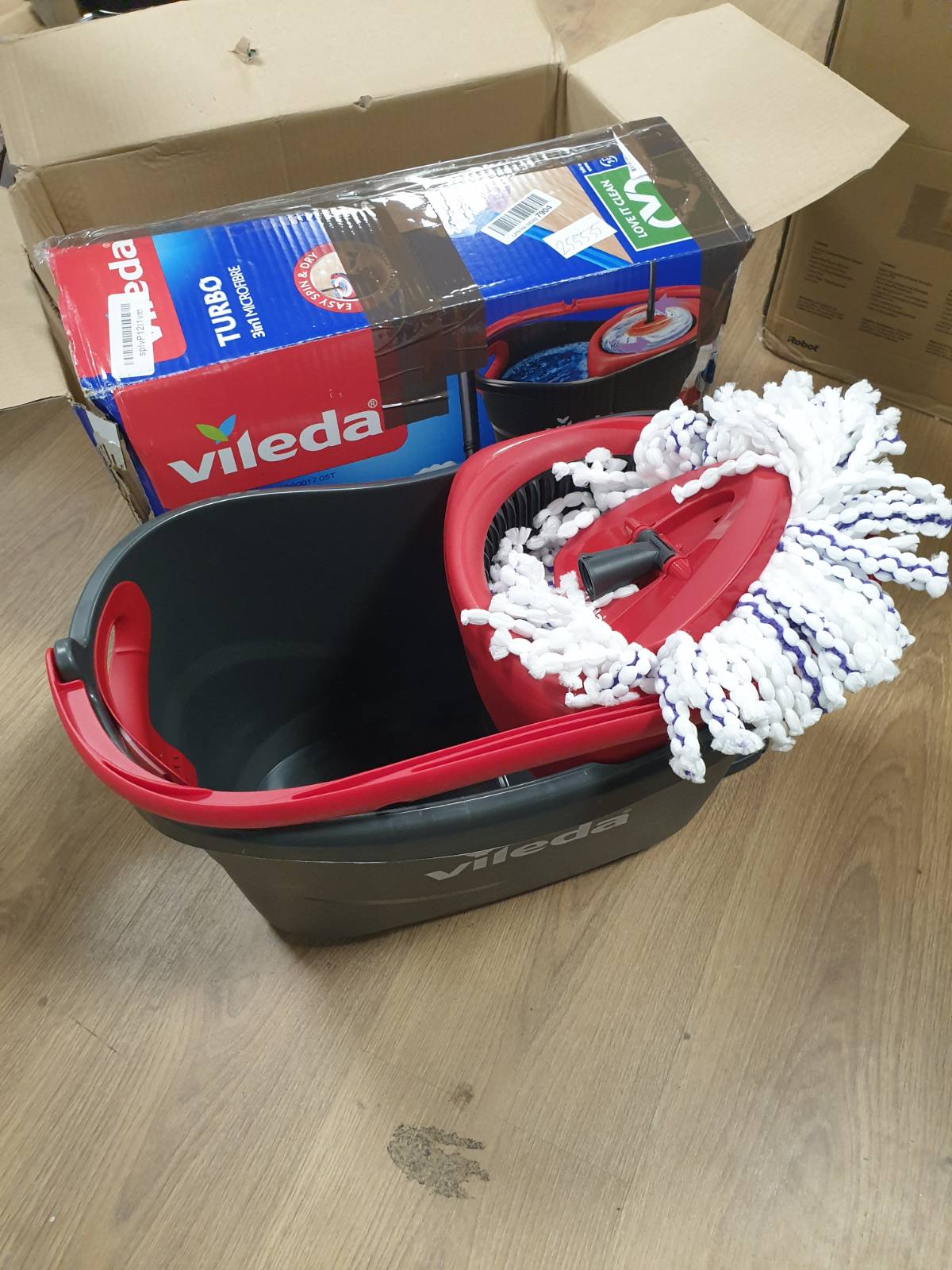255535 - VILEDA Set Mopi dhe Kove Turbo 3 në 1 me Pedal Këmbësh, Dorezë Teleskopike deri në 123 cm, Kokë Mopi Mikrofibre për Pastrim të Thellë.