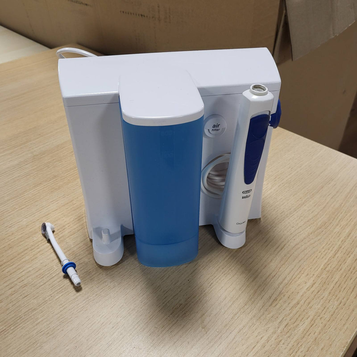 301676 - ORAL-B Pastrues dhëmbësh me ujë Center, teknologji Oxyjet, 2 gryka zëvendësuese, 2 koka furçe, 3 mënyra për kujdesin oral, e bardhë