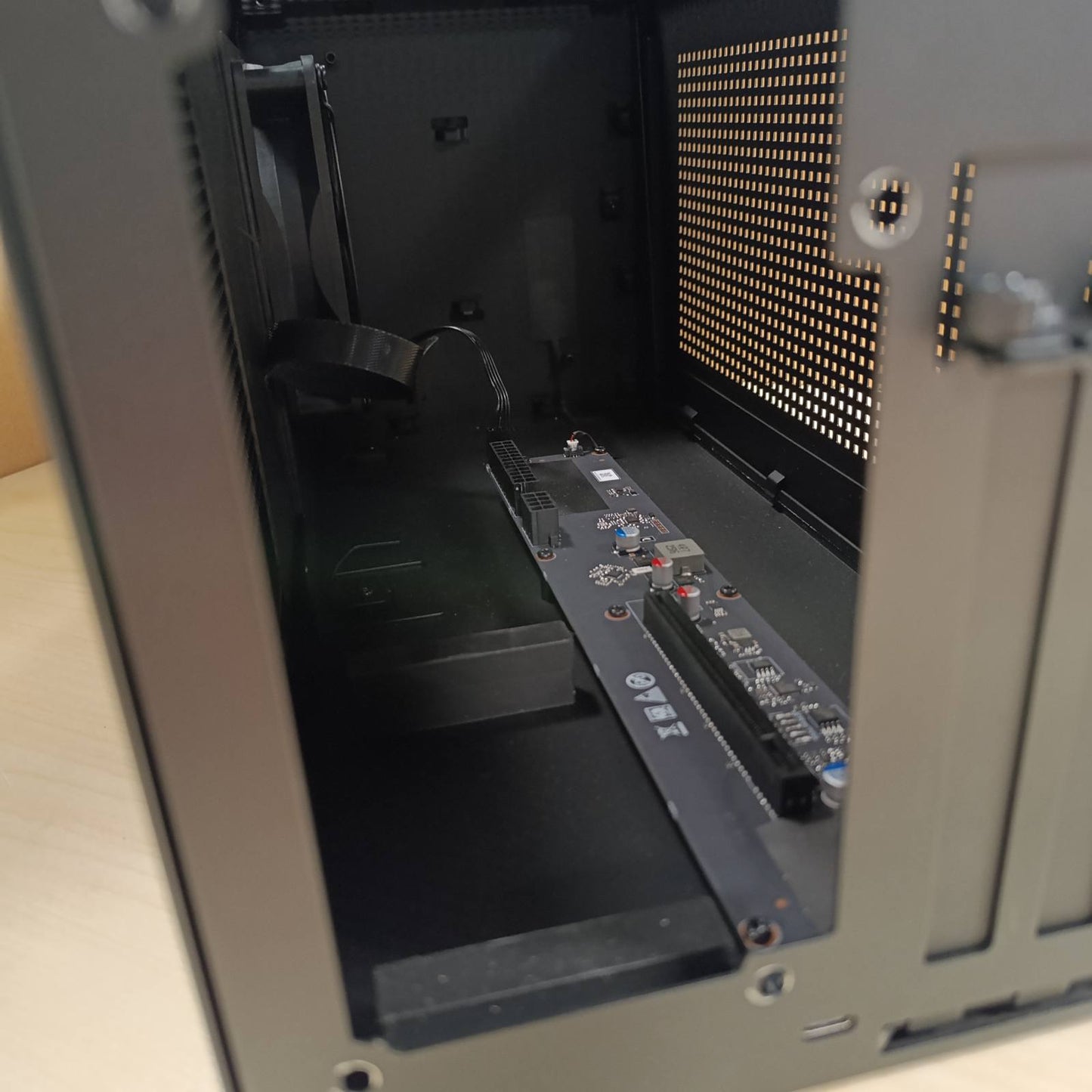 292041 - RAZER Core X V2, Kuti Grafike e Jashtme për Desktop për Laptopët Thunderbolt, Performanca e Gjeneratës së Ardhshme Thunderbolt 5, Kuti Çeliku e Ventiluar, Mbështet Kartat Grafike PCIe me Hapësira deri në 3.5 inç, E Zezë