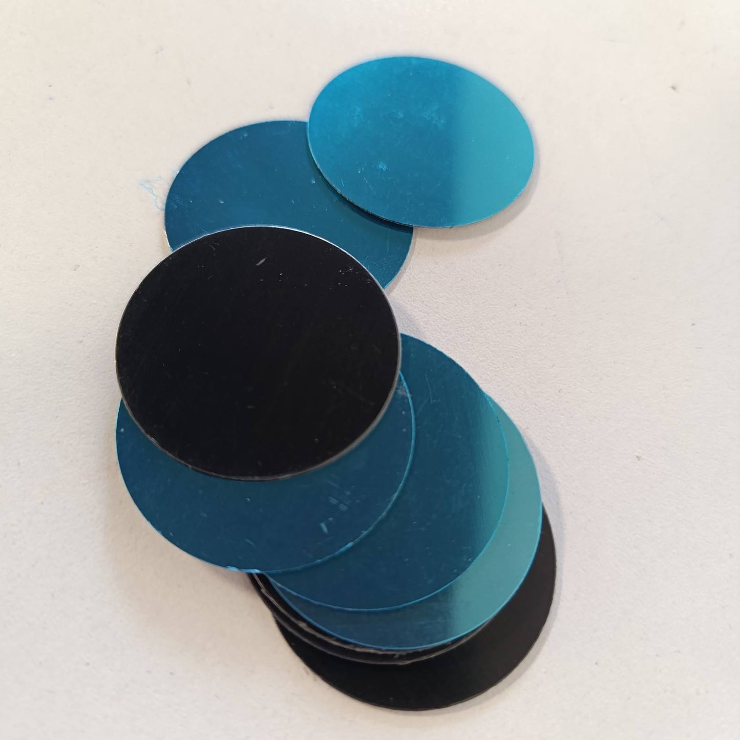 274702 - EVTHUR Pako me 10 pllaka metalike vetëngjitëse, 40 mm - Pllakë metalike magnetike vetëngjitëse për magnete në ngjyrë të zezë dhe argjendi - e përputhshme me mbajtëset magnetike të telefonave celularë