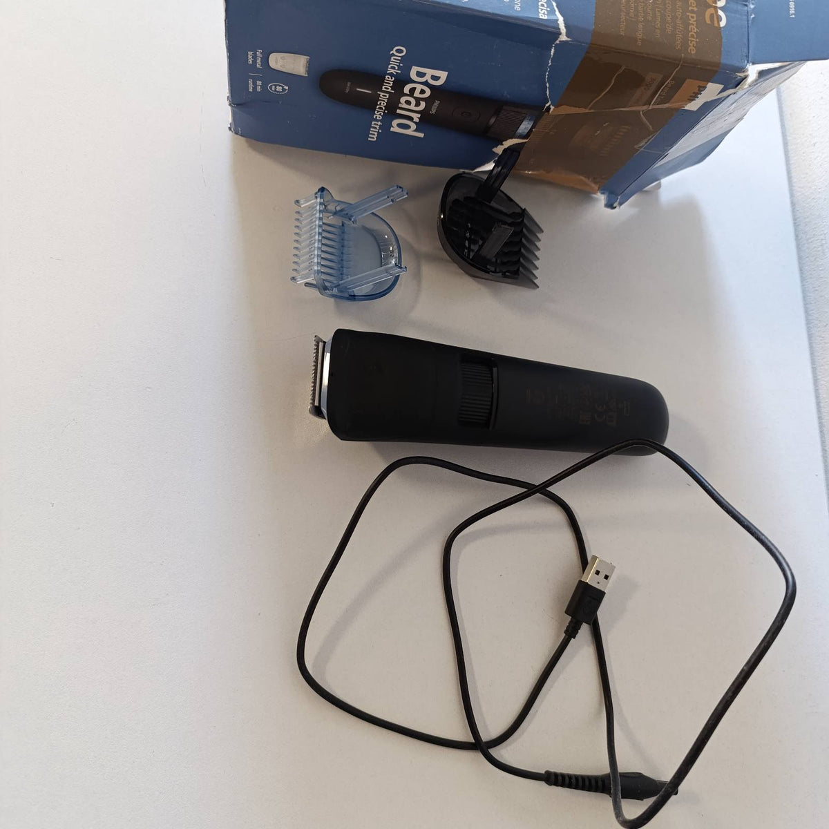 315867 - PHILIPS Makinë prerëse për mjekër Seria 3000 – tehe metalike vetëmprehëse, 40 cilësime gjatësie, krehër Lift&Trim, 100% rezistente ndaj ujit, tregues baterie, karikues USB, modeli BT3660/15