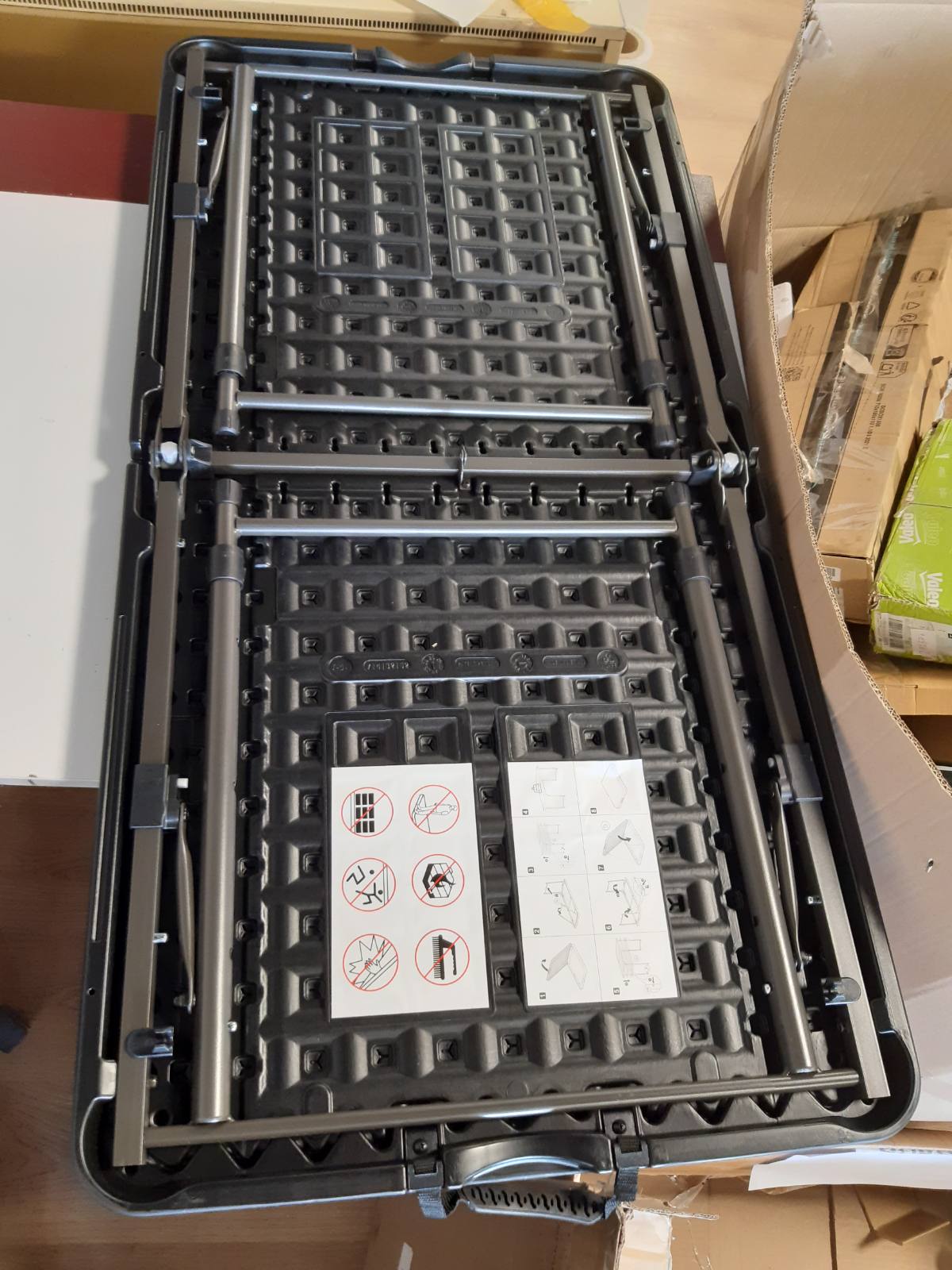 292862 - AMAZON BASICS Tavolinë e palosshme, Drejtkëndëshe, e rregullueshme në 4 drejtime, me lartësi 121.4 x 60.7 x 86.1 cm, e lëvizshme, e lehtë, për përdorim të brendshëm dhe të jashtëm, e zezë