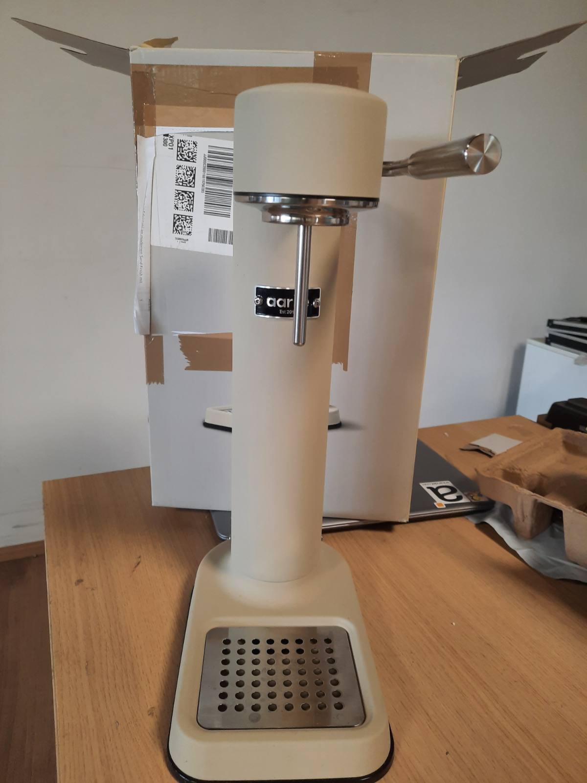 221030 - AARKE Carbonator 3, karbonator uji prej çeliku inox, përfundim modern rëre, shishe PET 1L pa BPA, prodhues uji të gazuar, i pajtueshëm me cilindra CO2 60L