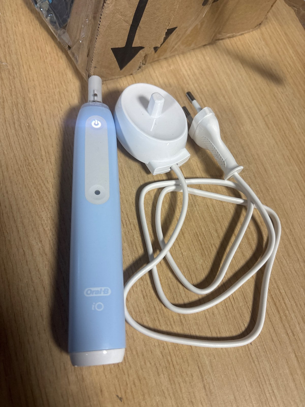 301607 - ORAL-B iO Series 3, Furçë dhëmbësh elektrike, blu e çelët