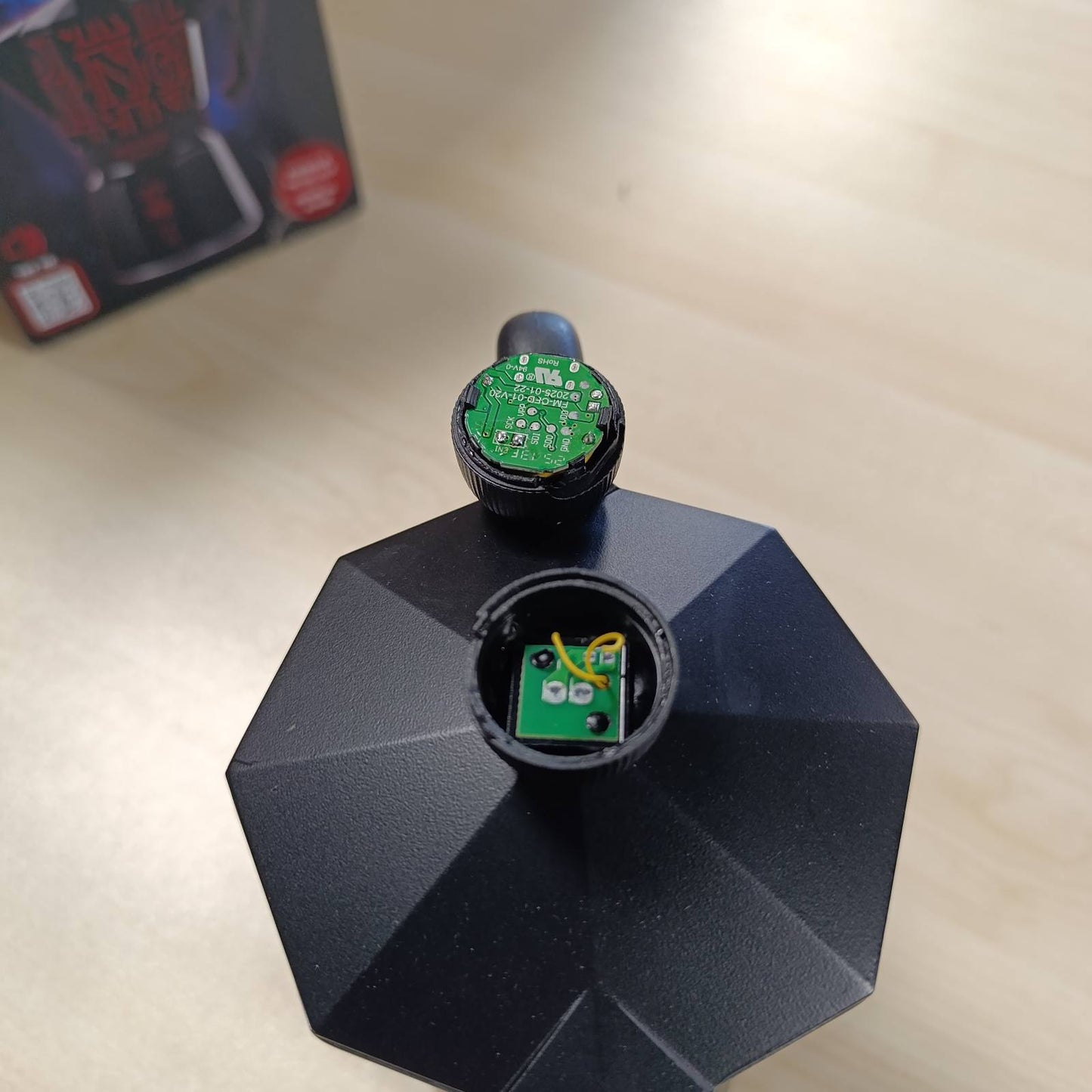 208169 - BIALETTI Moka Express Stranger Things - Makinë Kafeje Italiane, Kapaciteti 270ml, 6 Filxhanë, Buton Muzikor me Karikim USB-C, Jo i Përshtatshëm për Soba me Induksion, Ngjyra e Zi