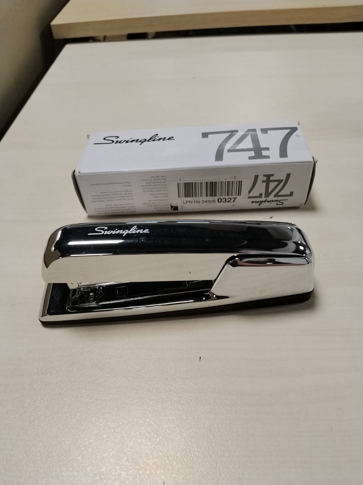 299423 - Kapëse me litar rrotullues 747 Kapëse Iconic për Tavolinë, kapacitet 25 fletë, krom (74720)